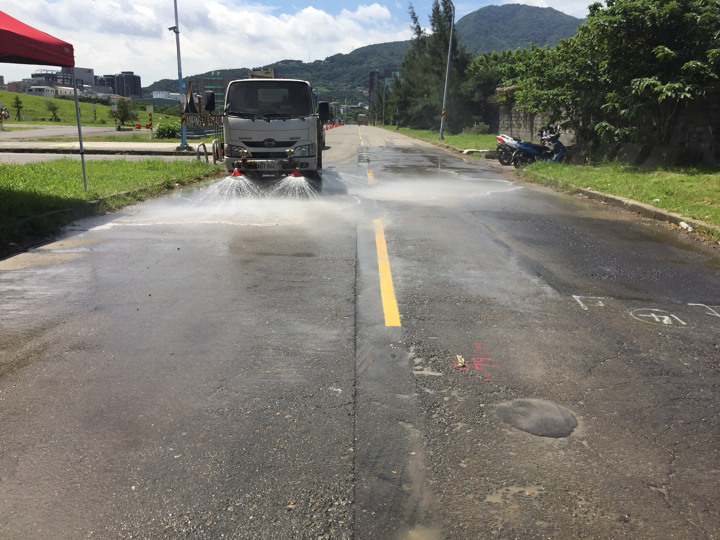 八里端工區外車道馬路不定時進行灑水作業
