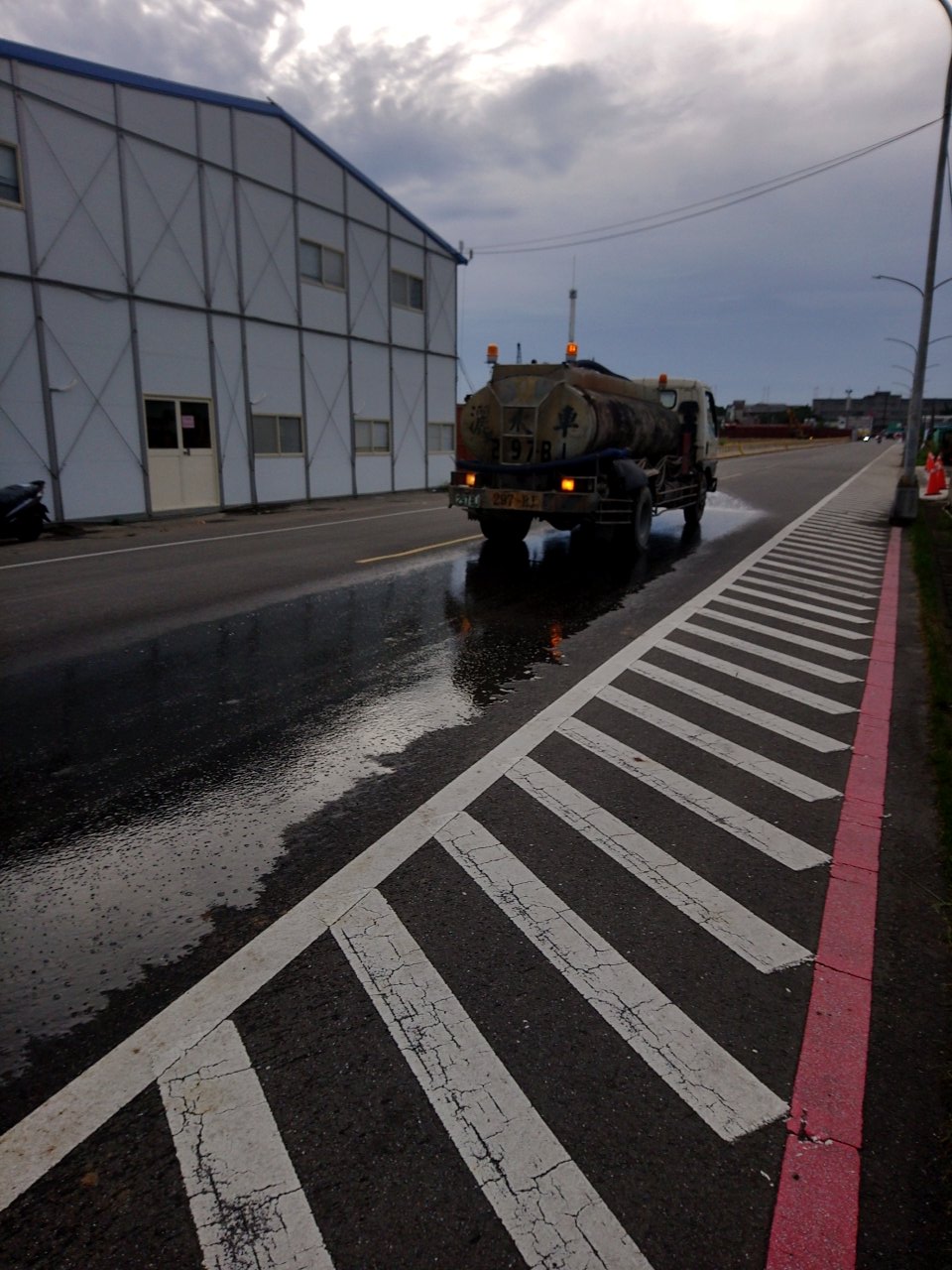 淡水端工區外道路不定時進行灑水作業