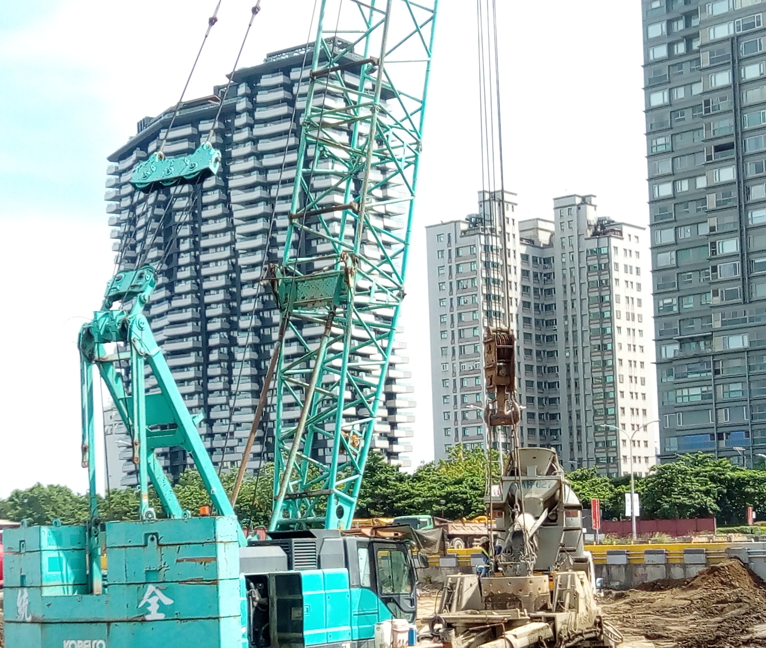 淡水端引橋段擋土牆基樁混凝土澆置