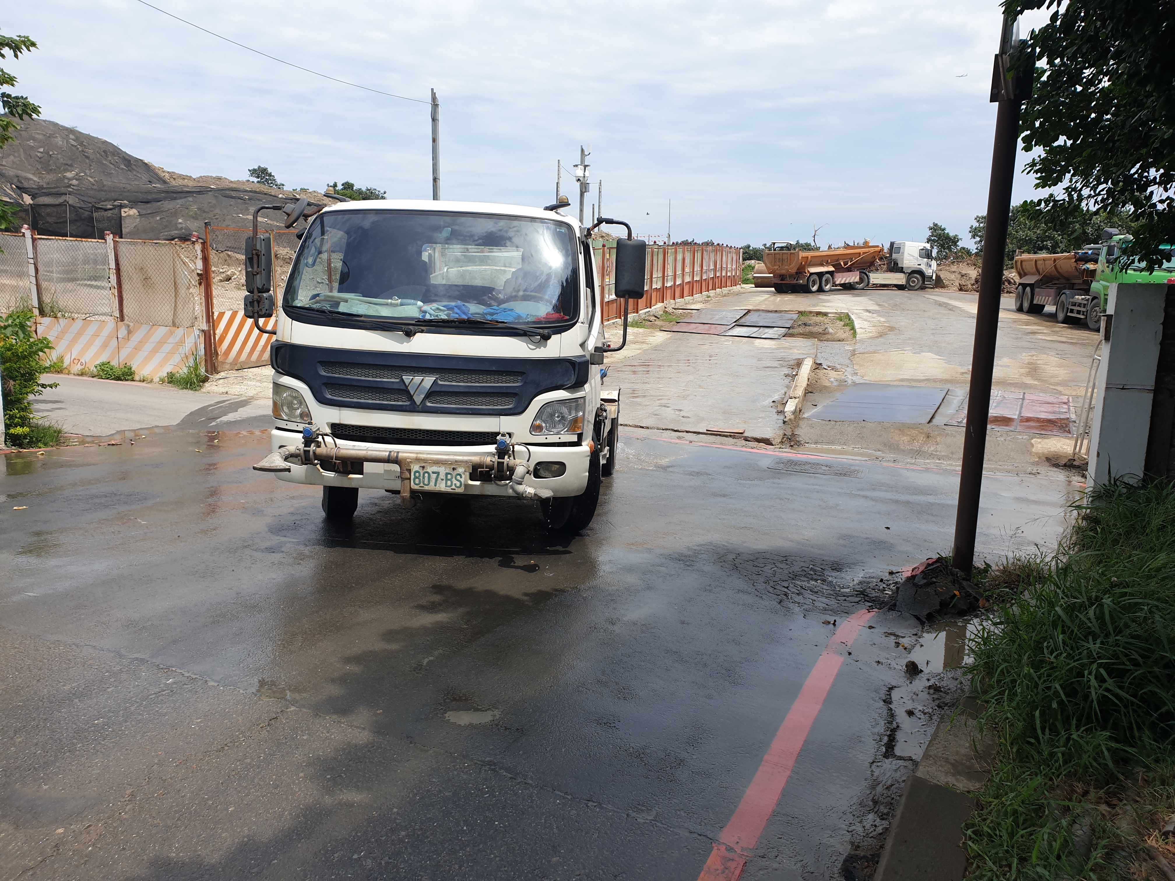 八里端工區外道路不定時進行灑水作業