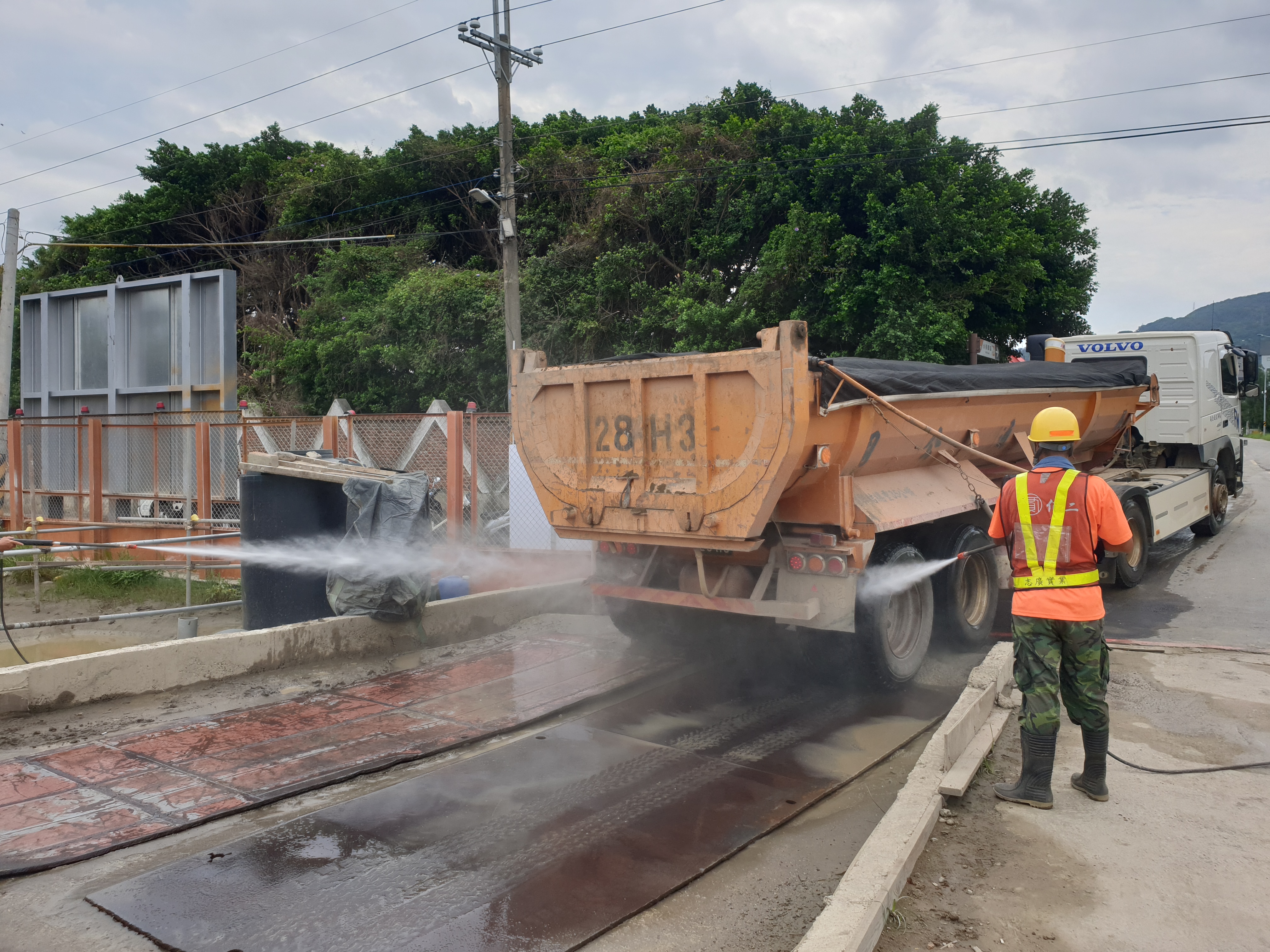 八里端運土車離工區前輪胎得清洗後方可出場