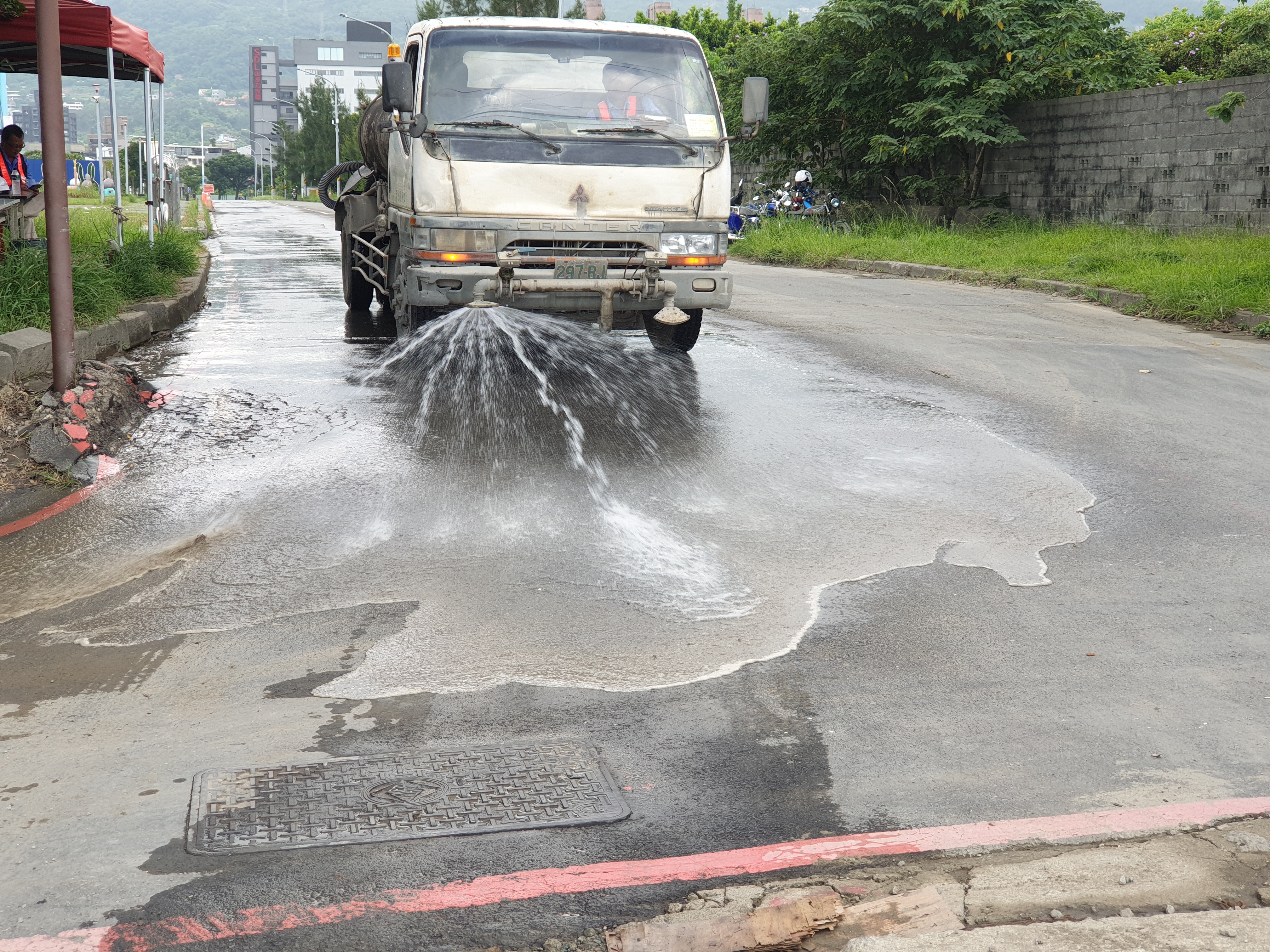 八里端工區外道路不定時進行灑水作業