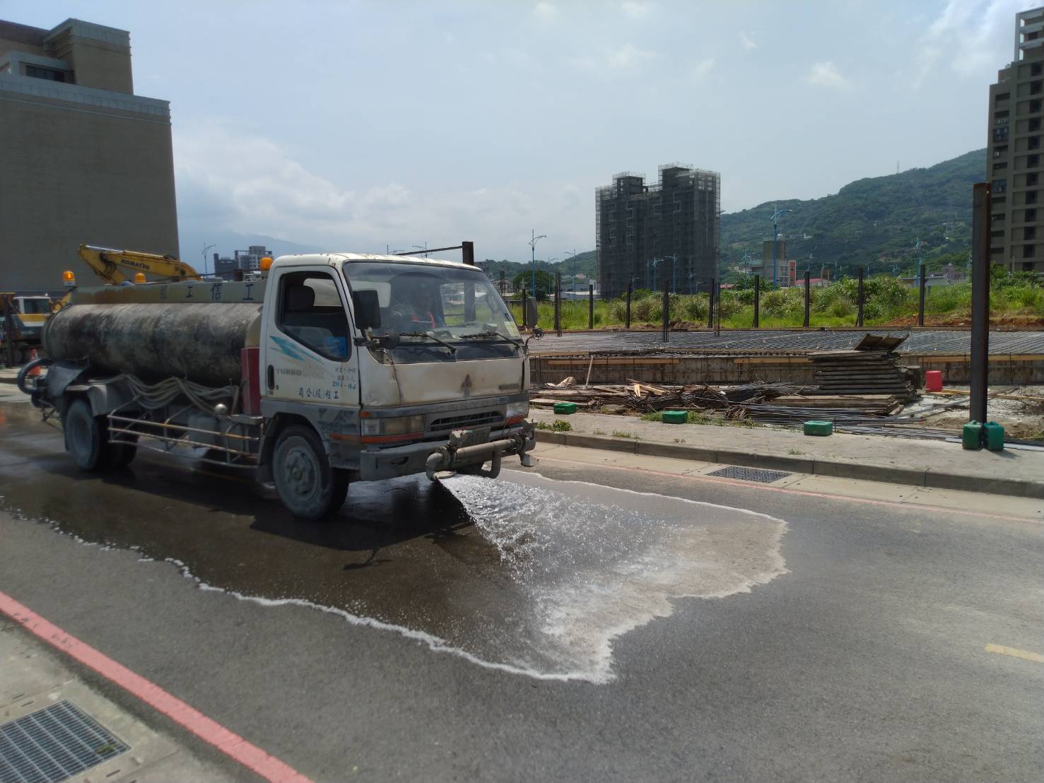 淡水端工區外道路不定時進行灑水作業