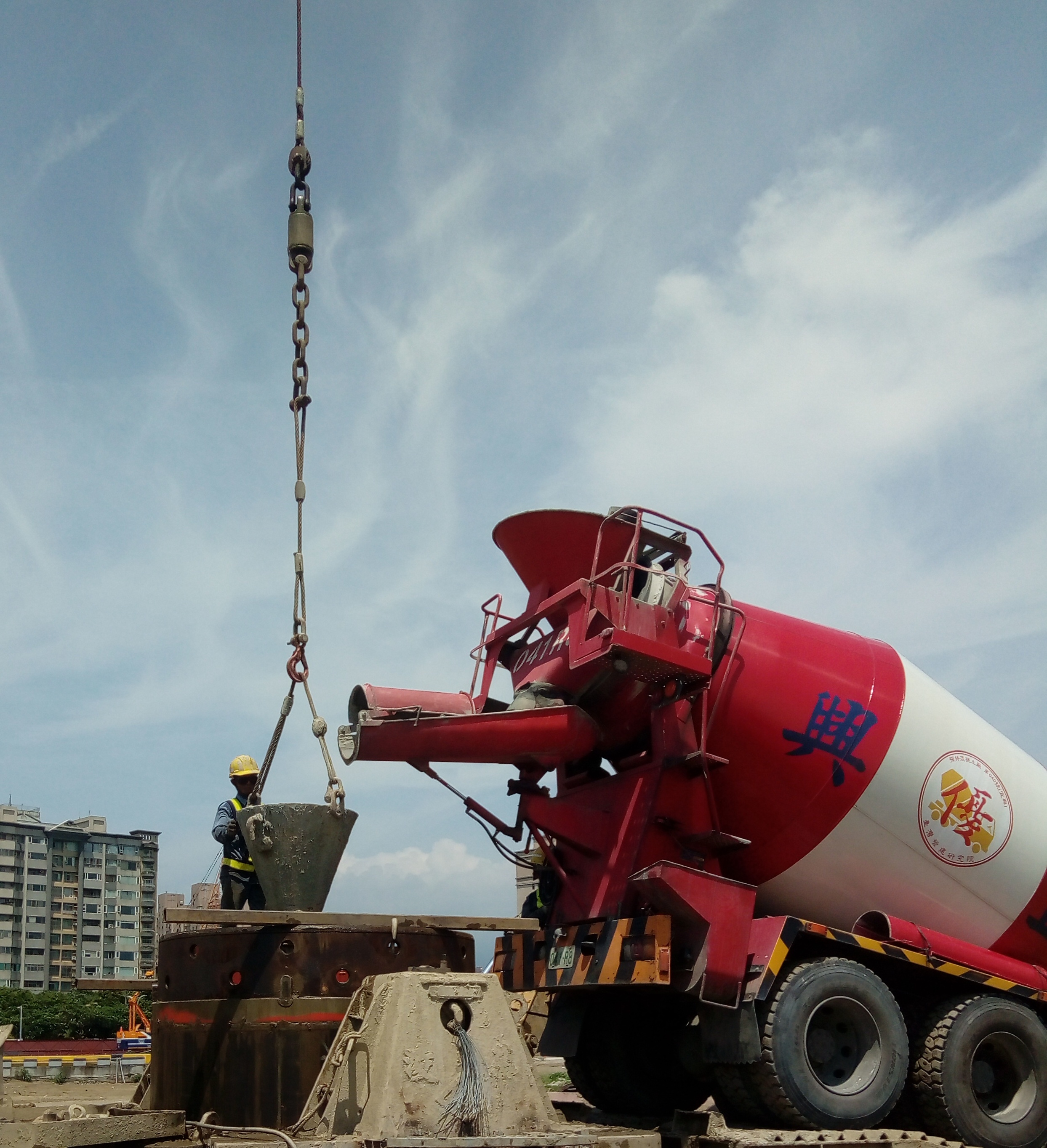 淡水端陸上段基礎基樁混凝土澆置