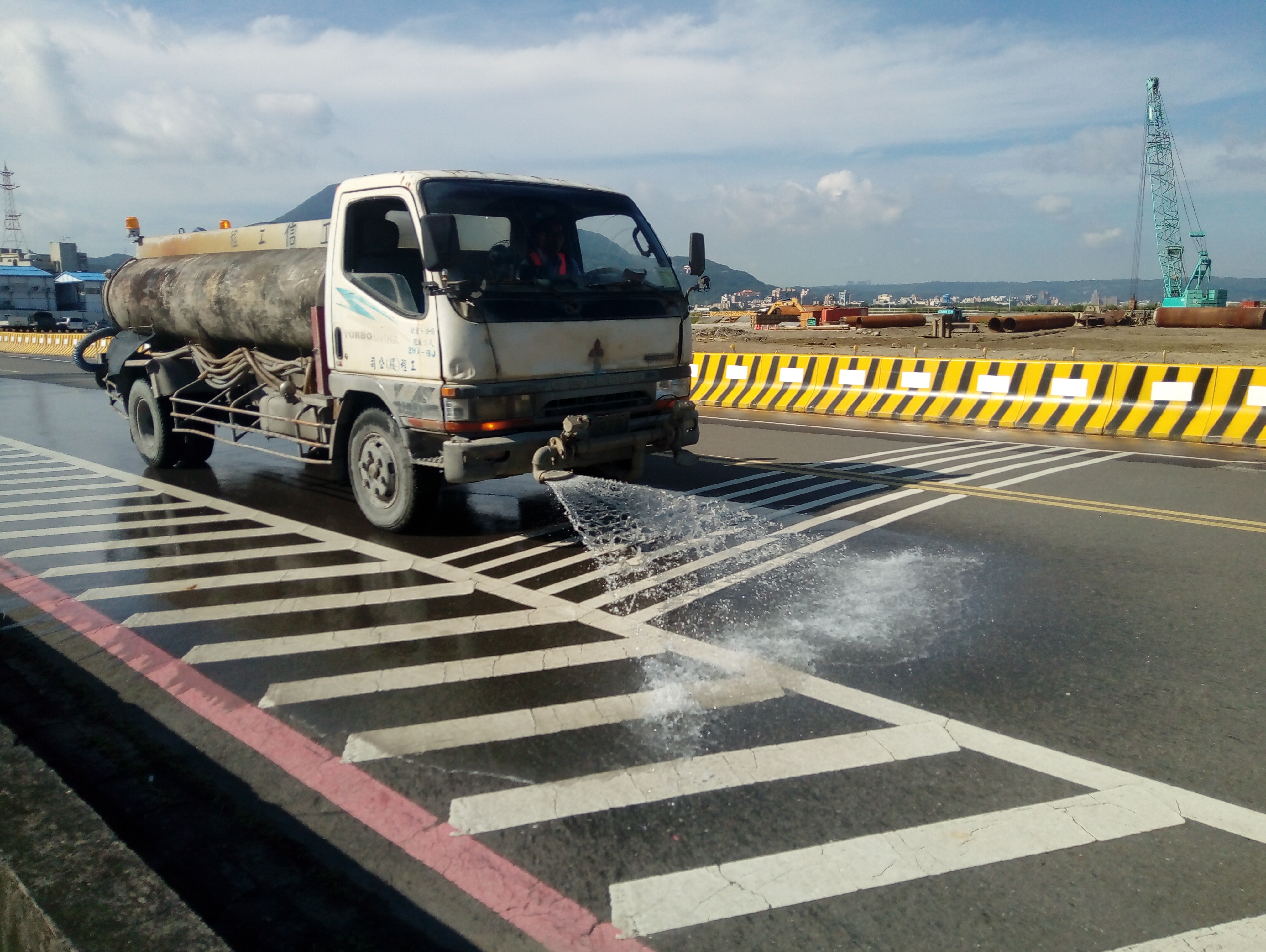淡水端工區外道路不定時進行灑水作業