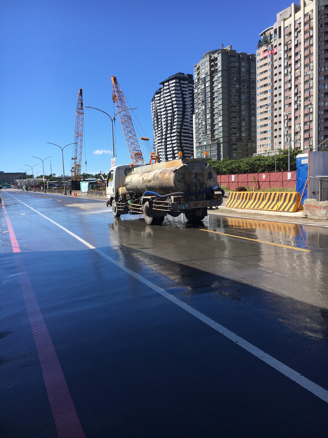 淡水端工區外道路不定時進行灑水清洗作業