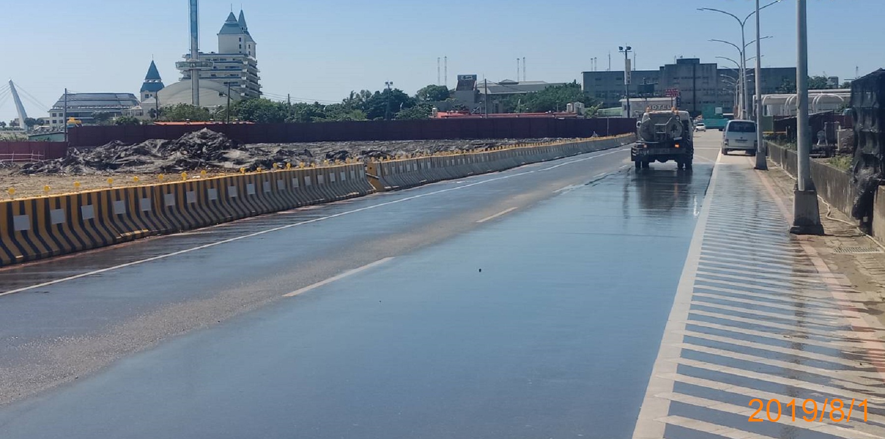 淡水端工區外道路不定時進行灑水作業