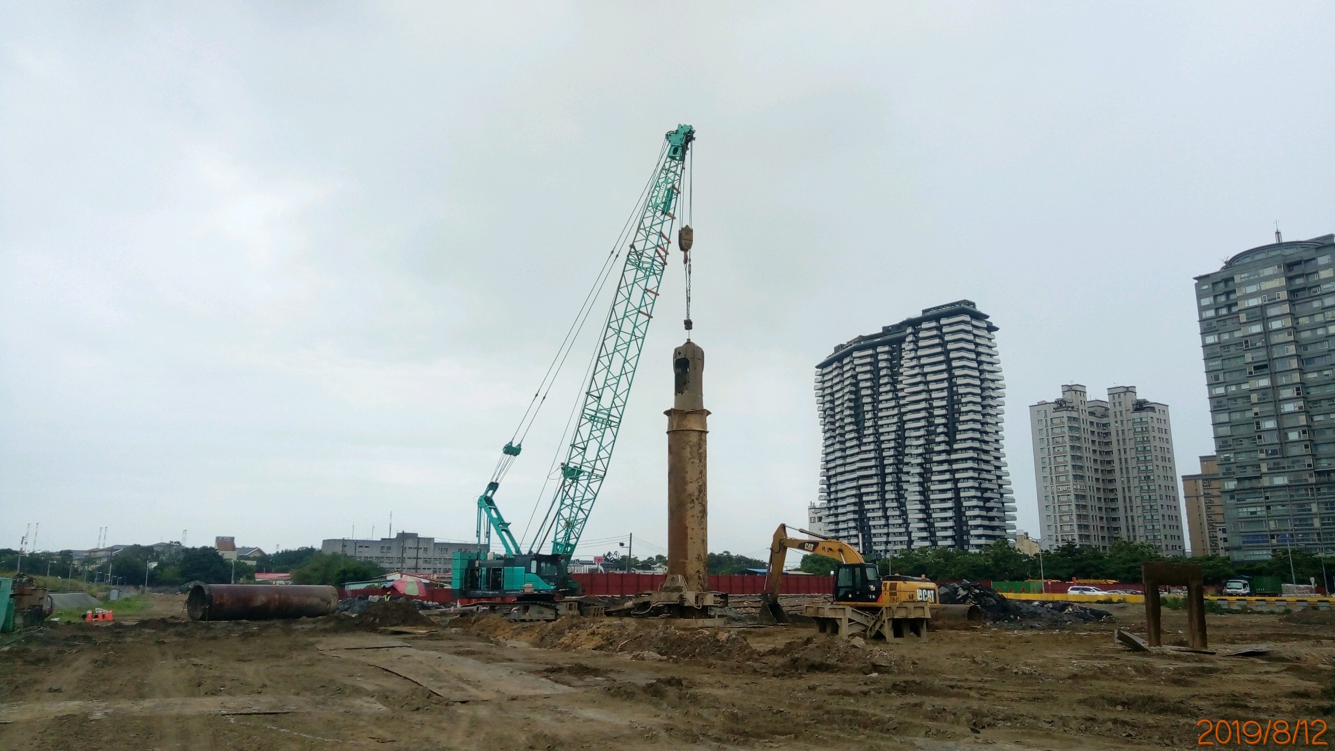 淡水端陸上段基礎基樁開挖作業