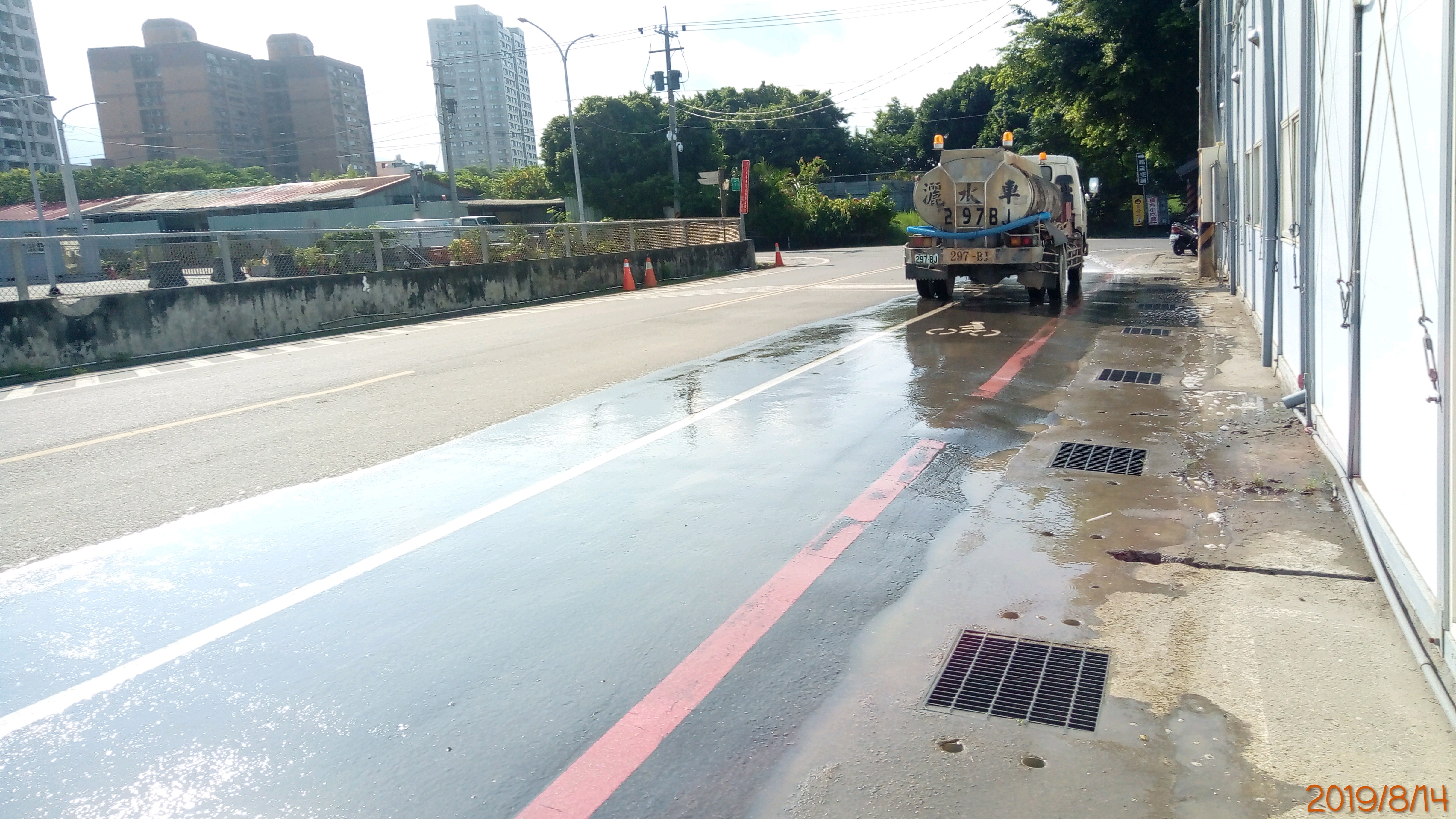 淡水端工區外道路不定時進行灑水作業