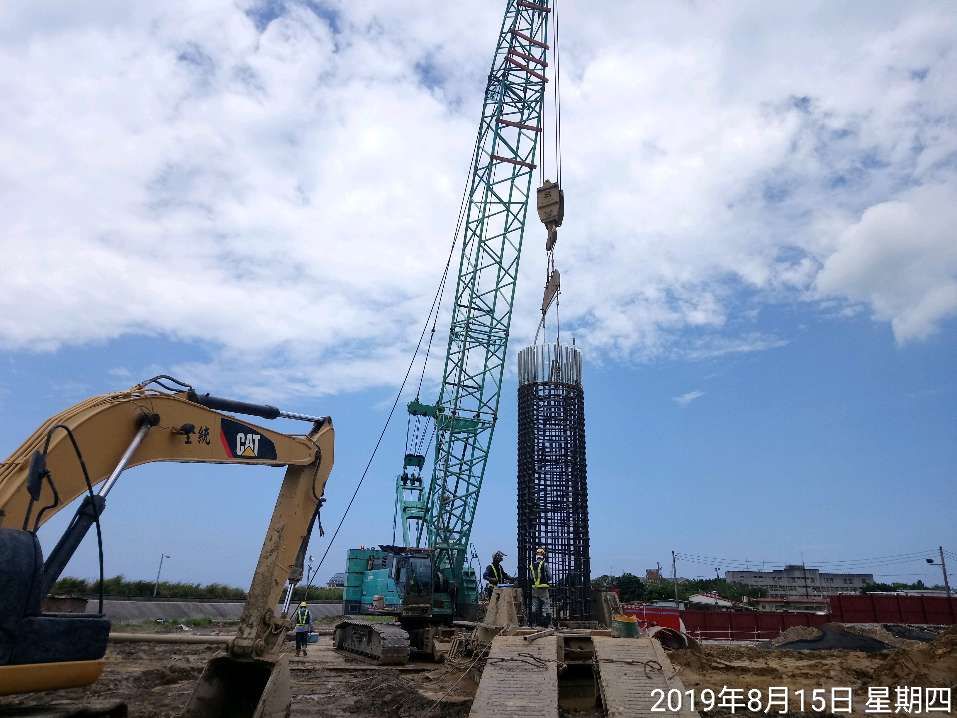 淡水端陸上段基礎基樁鋼筋籠吊放