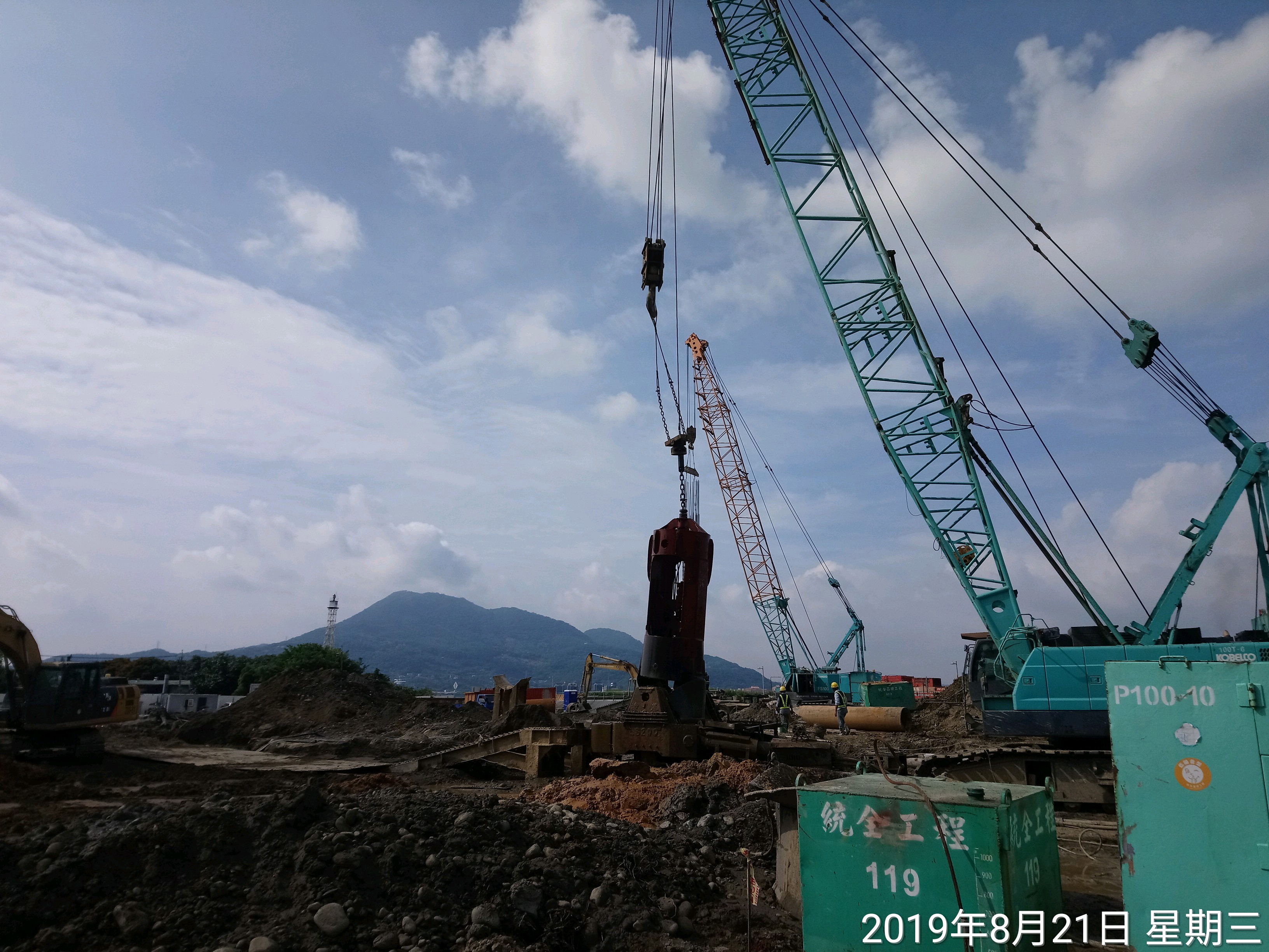 淡水端陸上段基礎基樁開挖作業