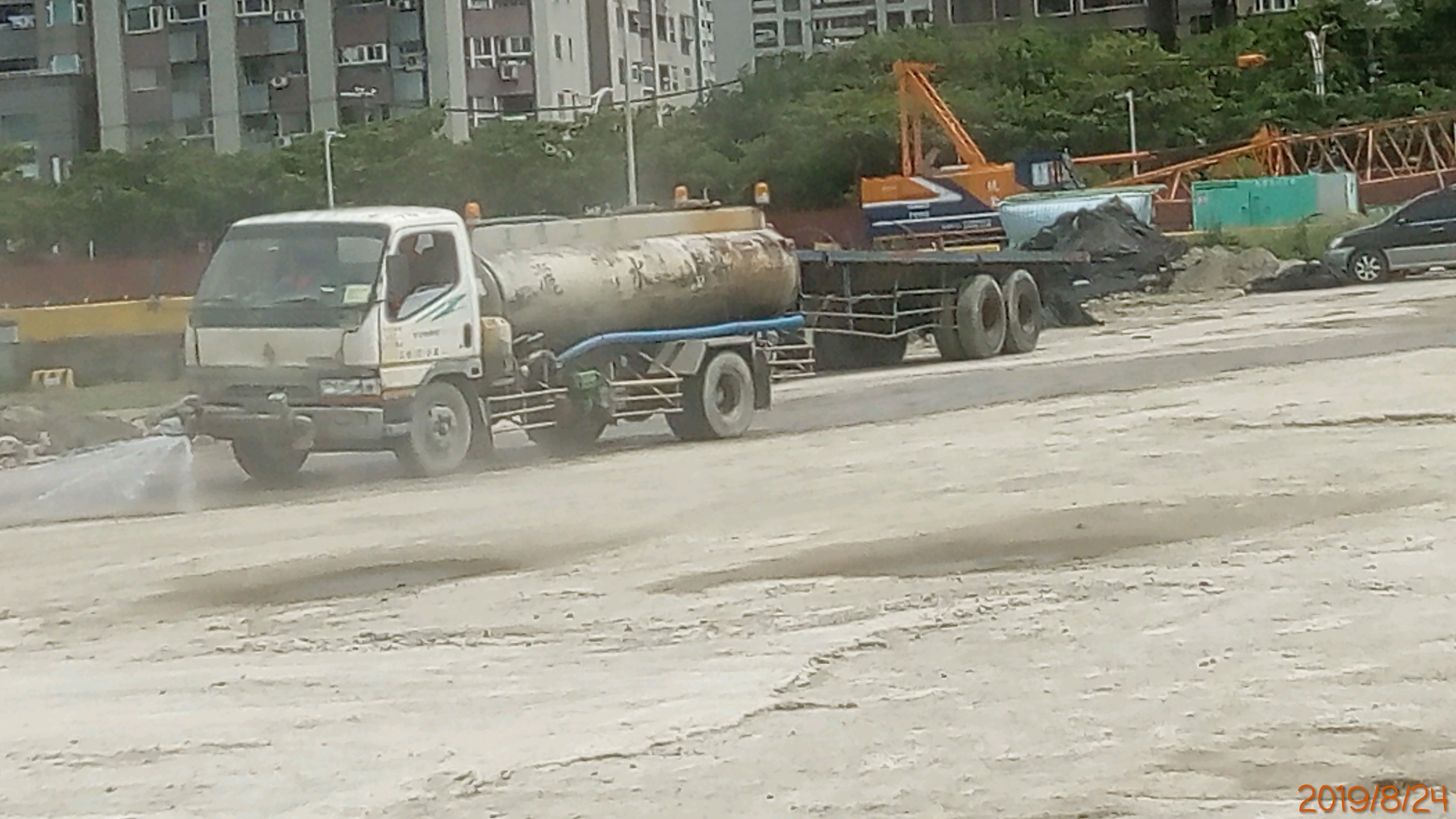 淡水端工區內不定時進行灑水作業