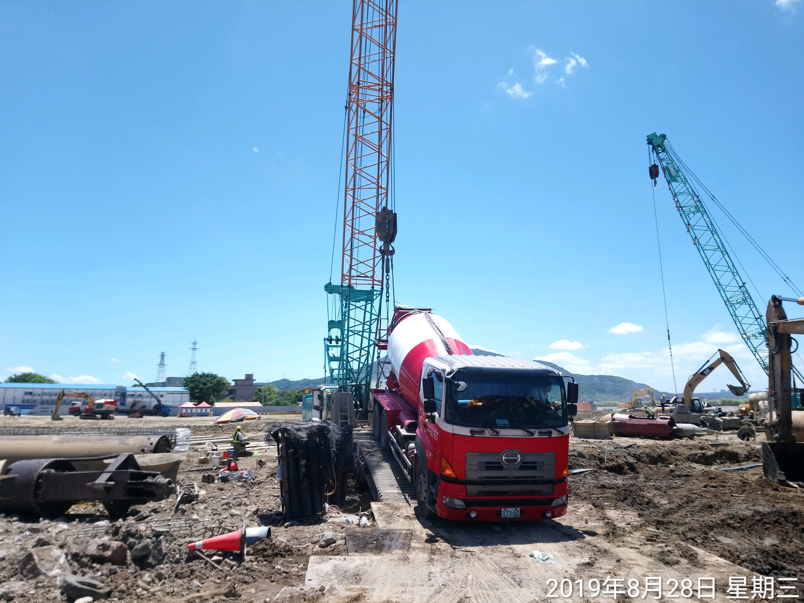 淡水端陸上段基礎基樁混凝土澆置