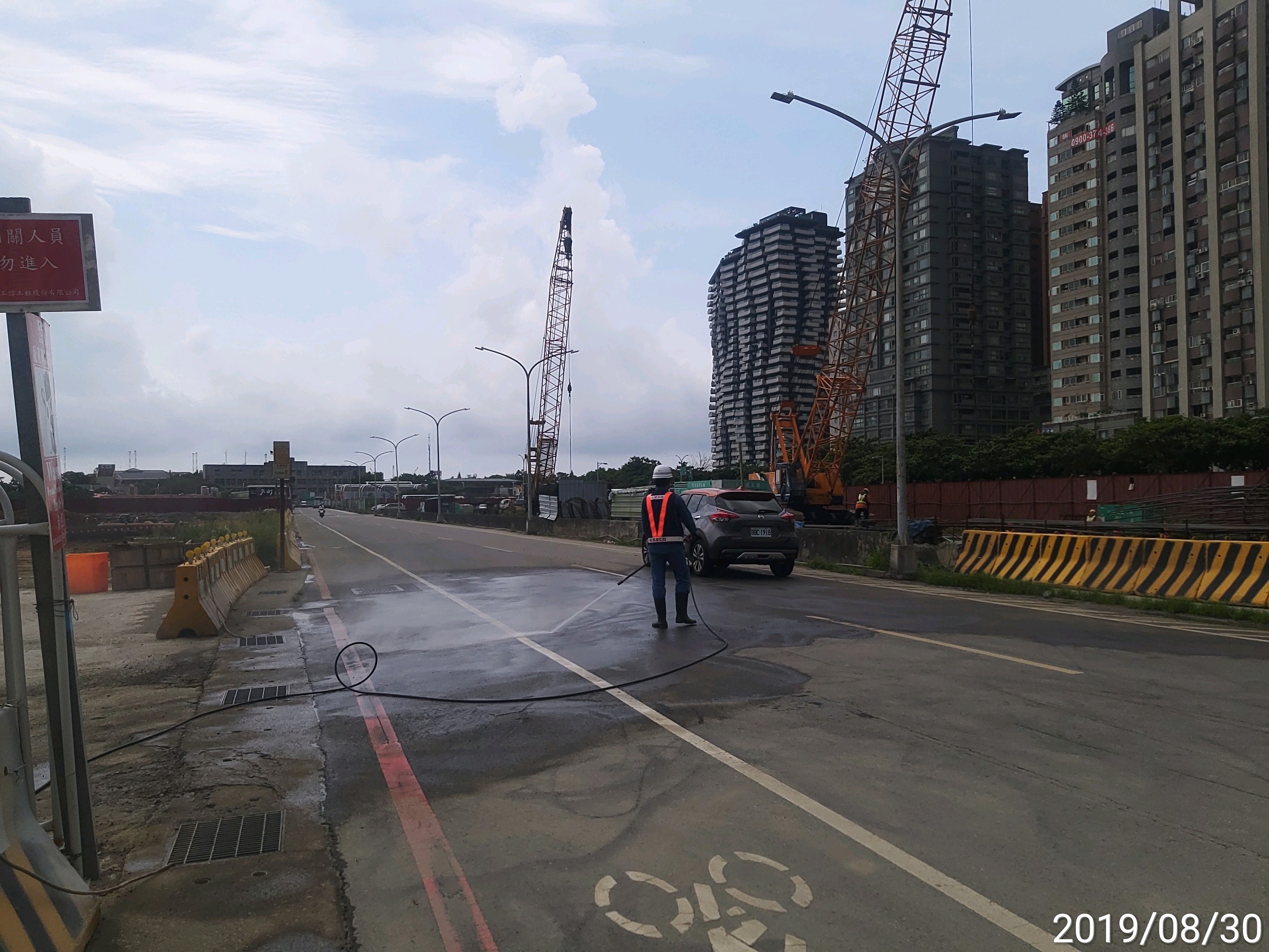 淡水端工區出入口不定時進行清洗作業