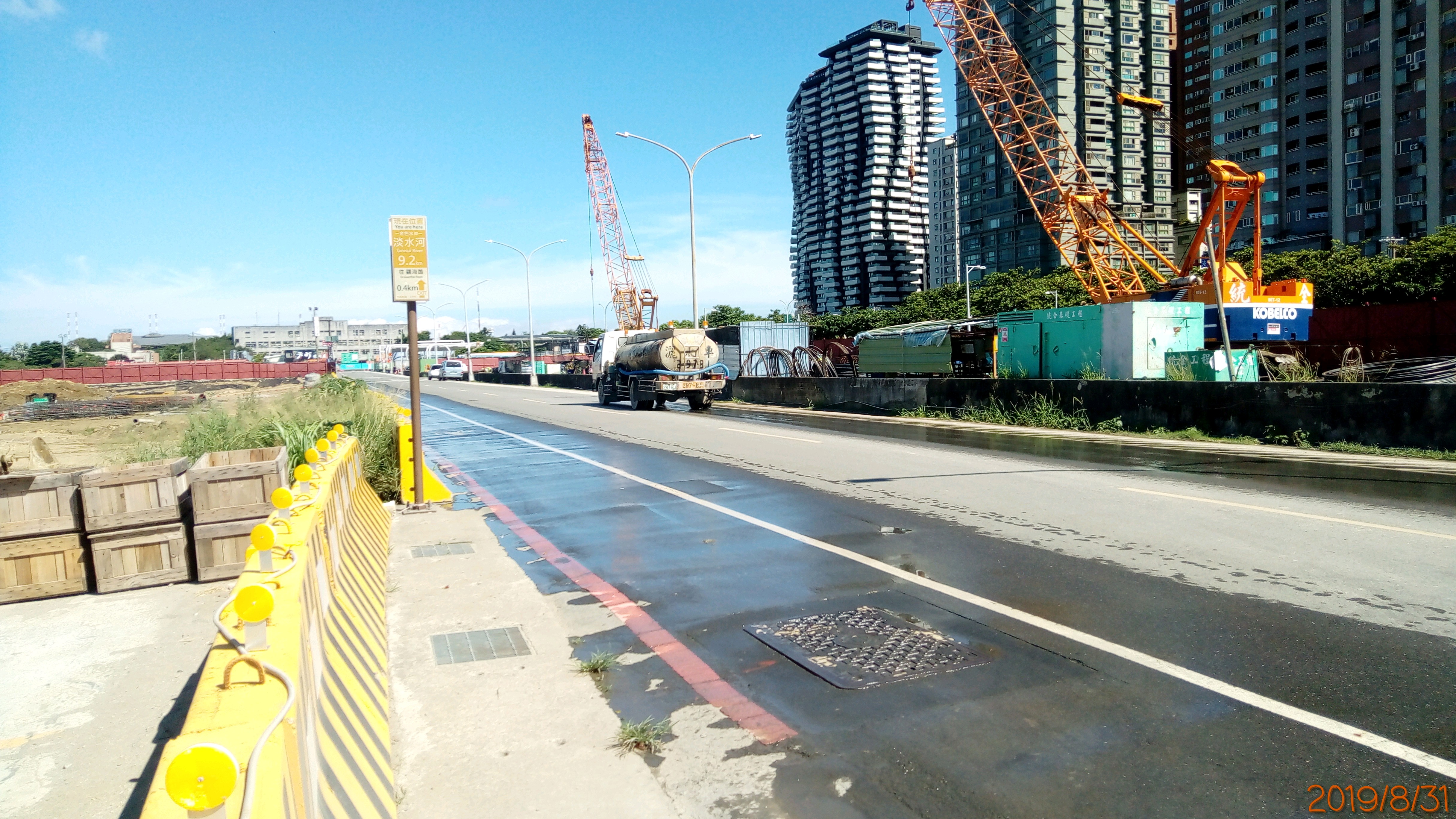 淡水端工區外道路不定時進行灑水作業