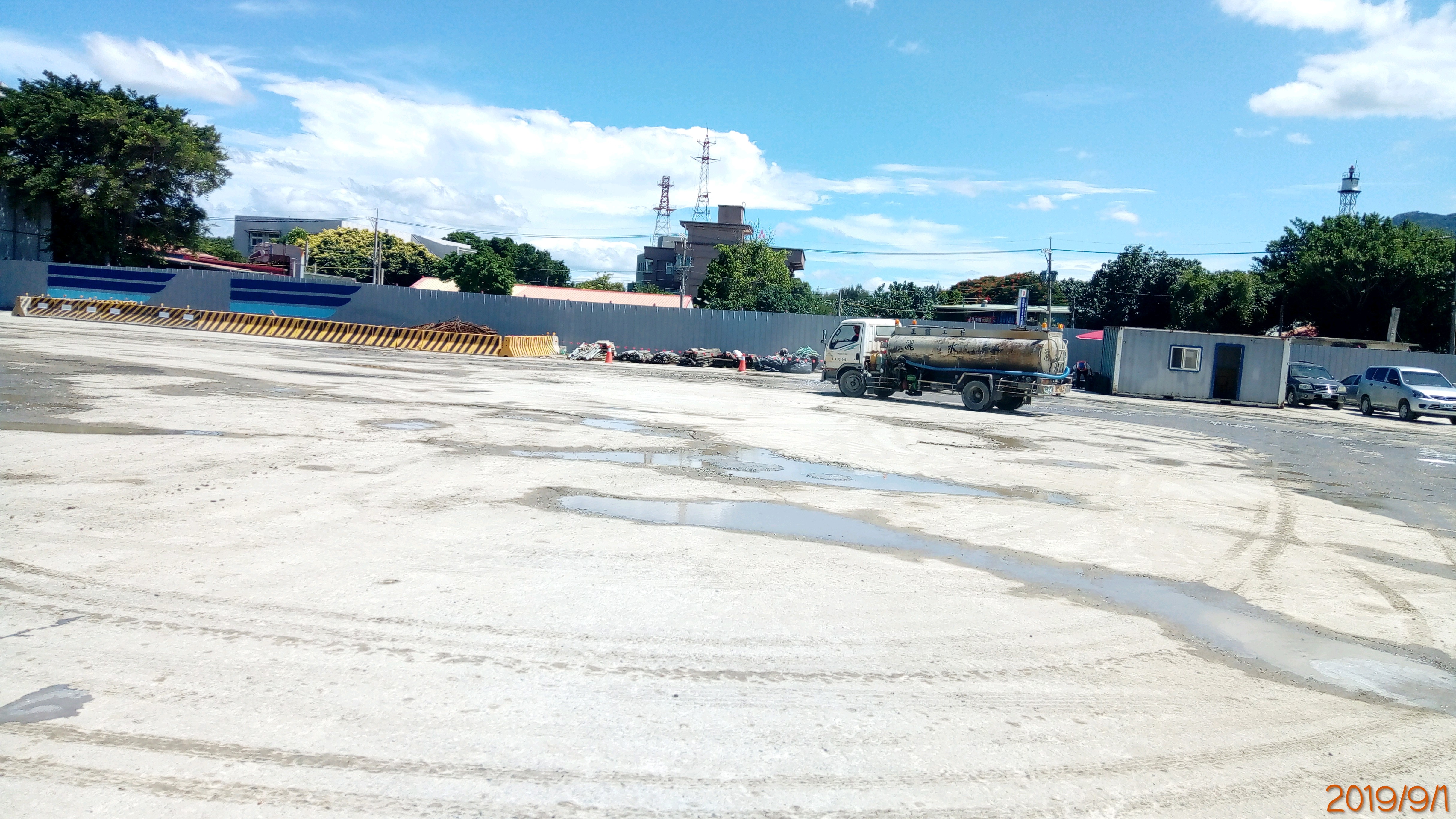 淡水端工區內道路不定時進行灑水作業