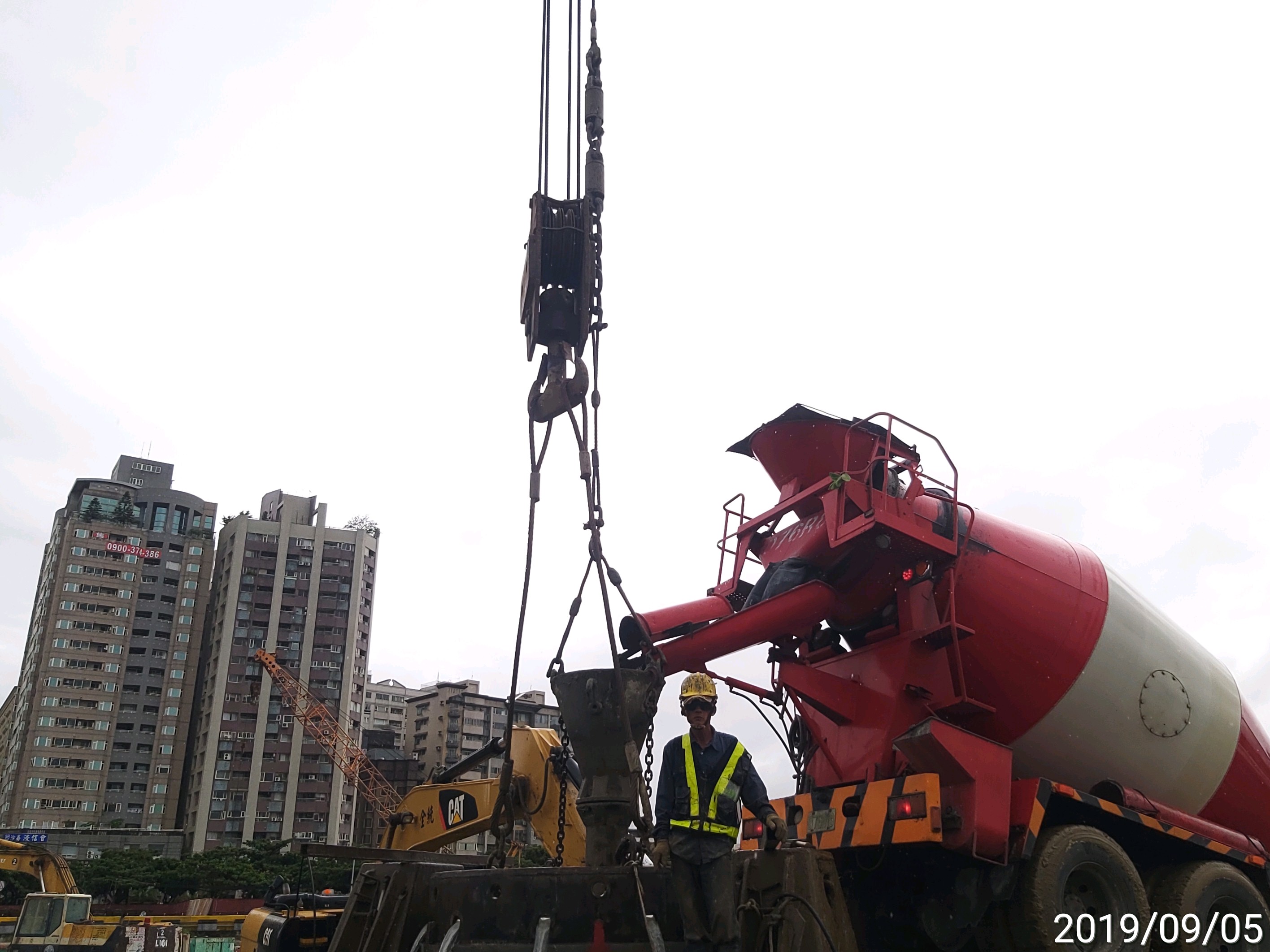 淡水端陸上段基礎基樁混凝土澆置