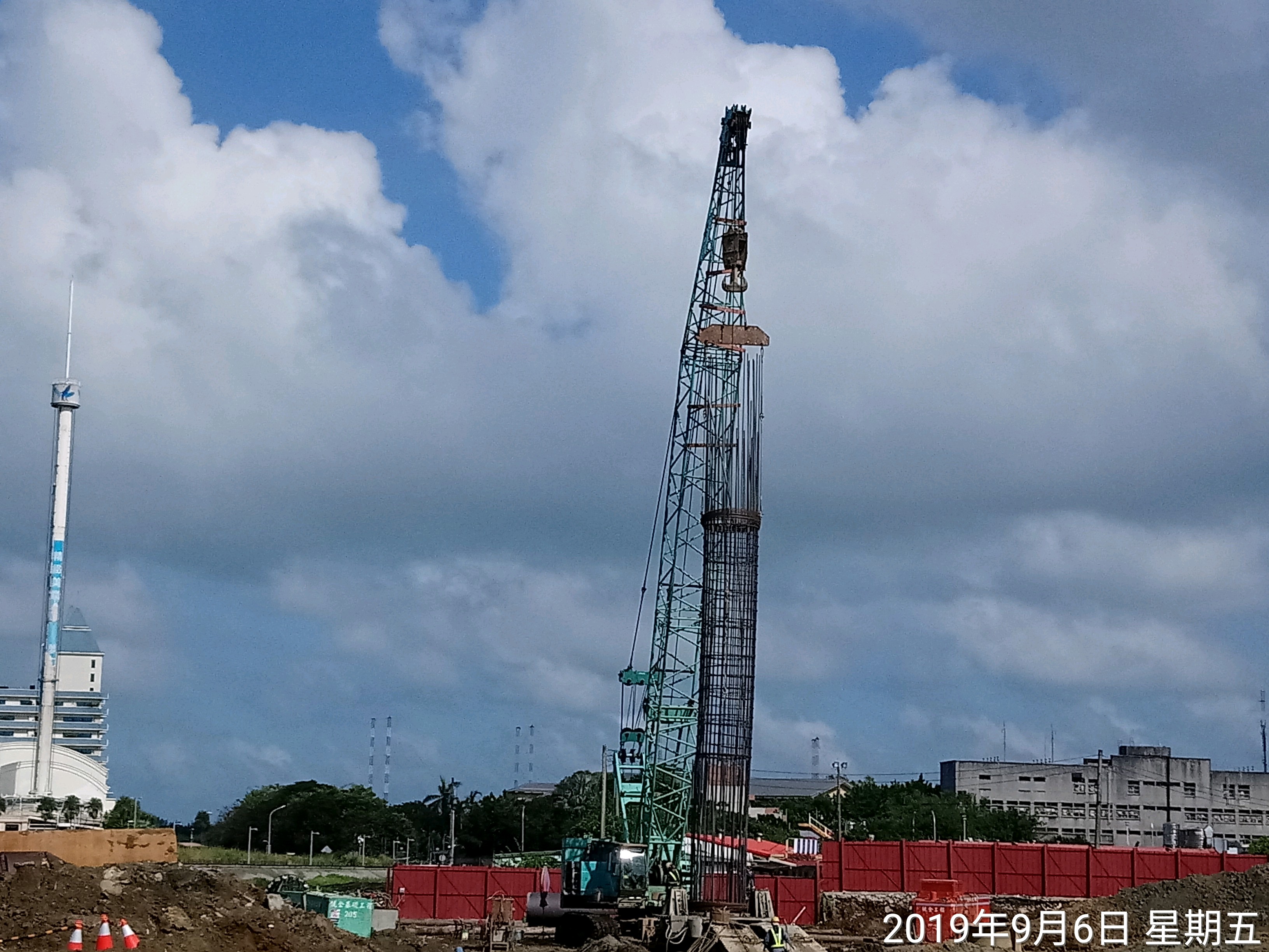 淡水端陸上段擋土牆基樁鋼筋籠吊放