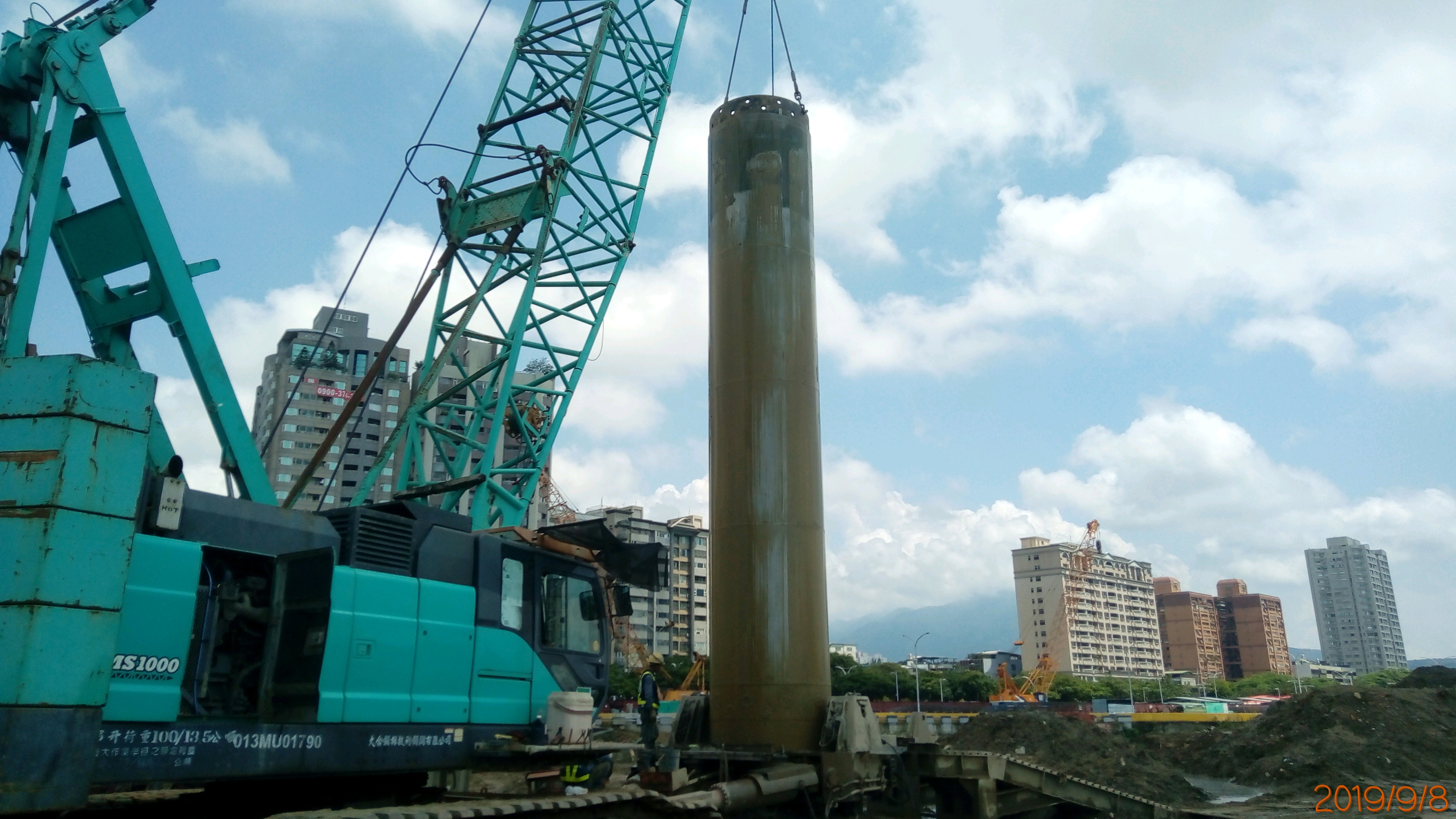 淡水端陸上段基礎基樁套管吊裝