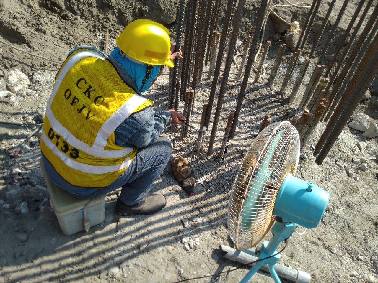 八里端載重試驗基樁預留筋電焊作業