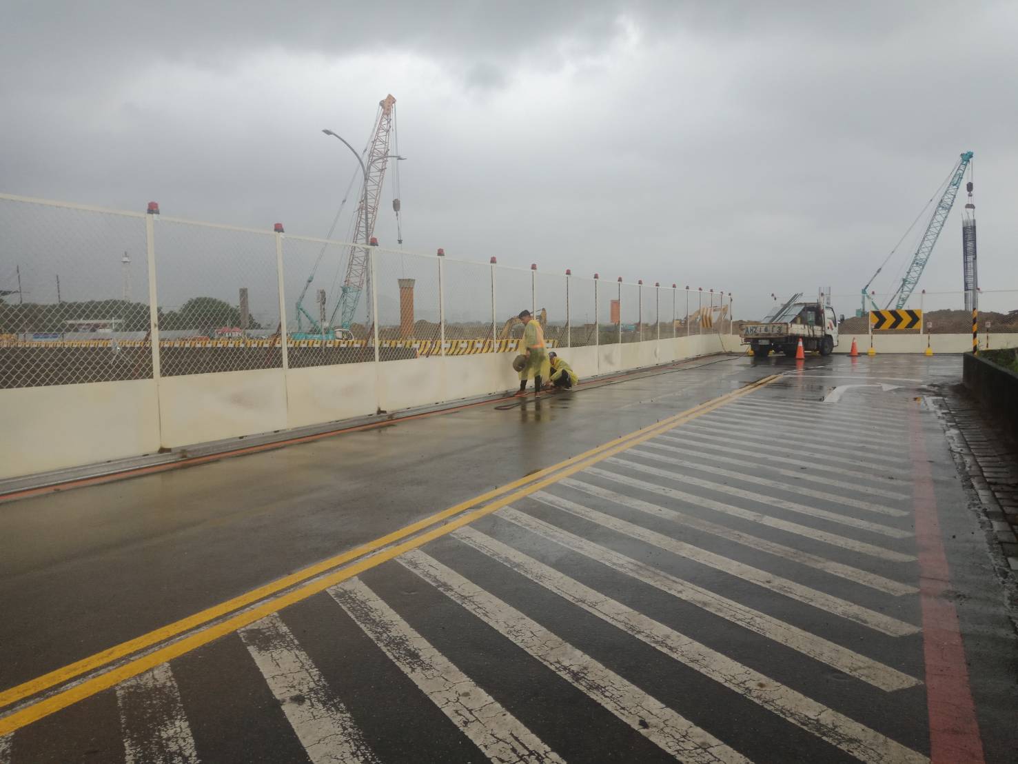 淡水端第一階交通維持圍籬架設