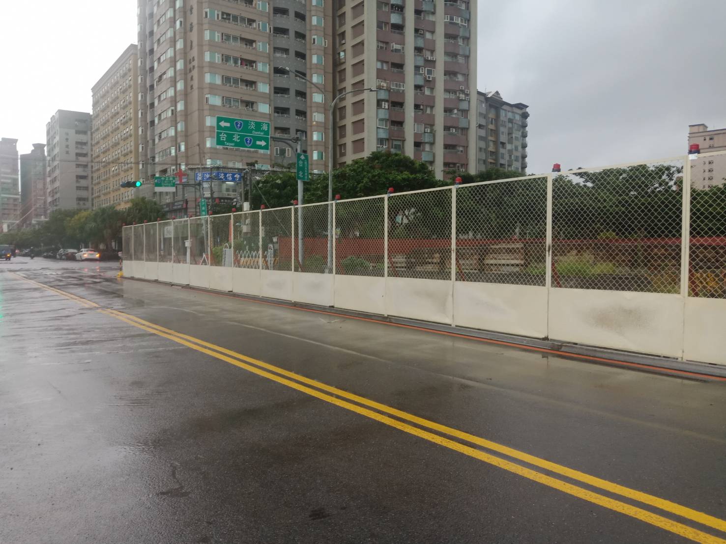 淡水端第一階交通維持圍籬架設