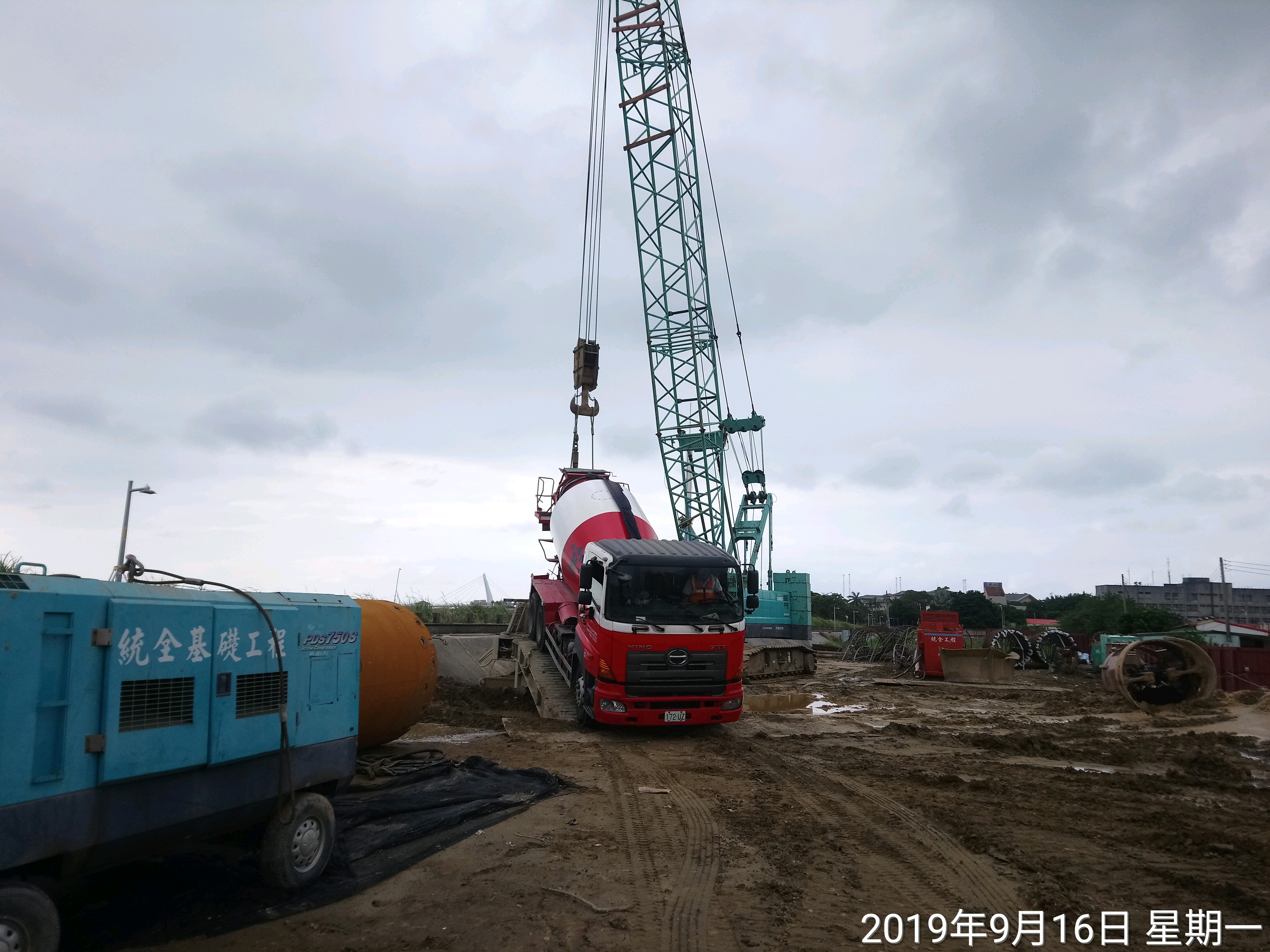 淡水端陸上段基礎基樁混凝土澆置