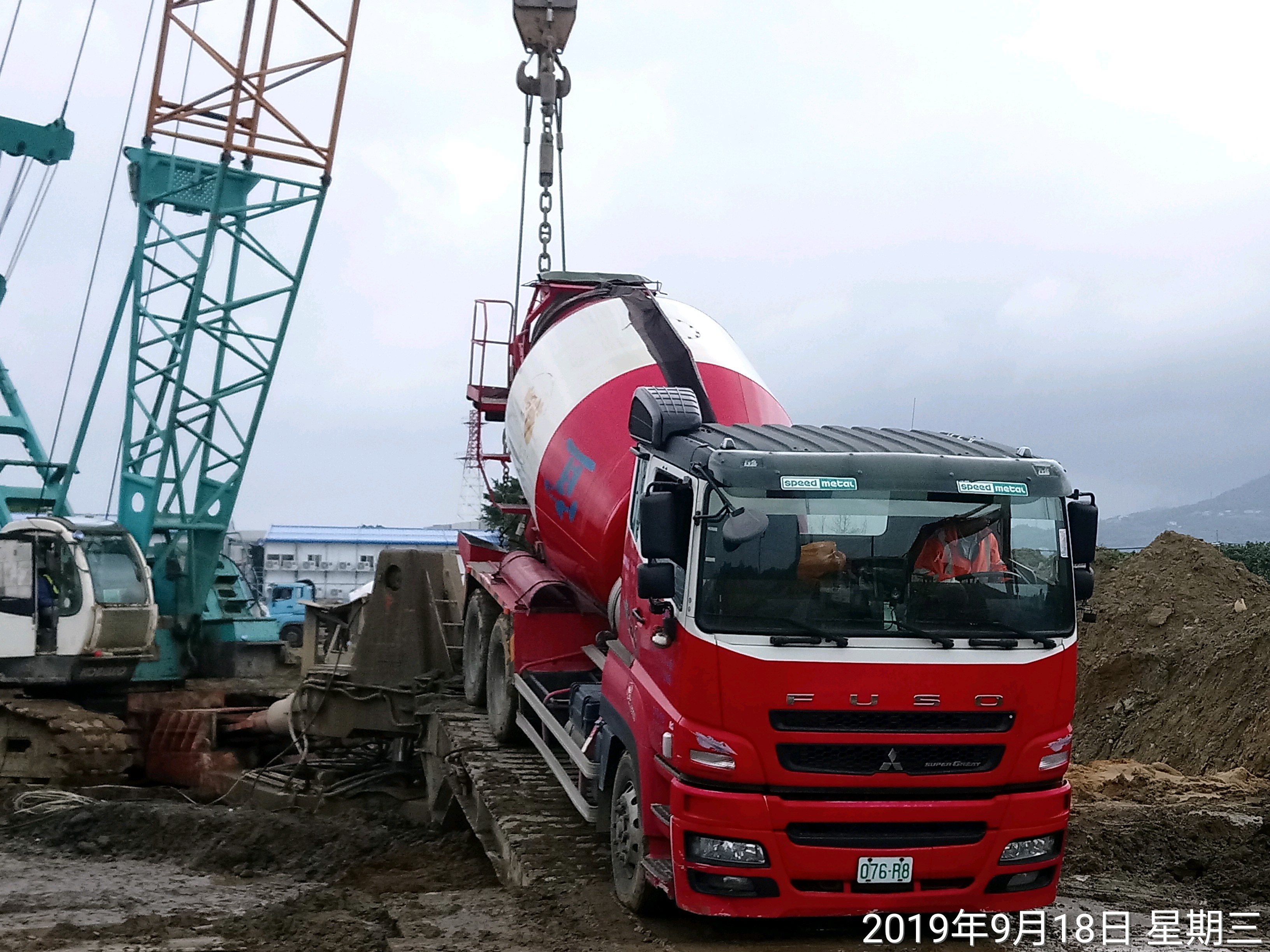 淡水端陸上段基礎基樁混凝土澆置