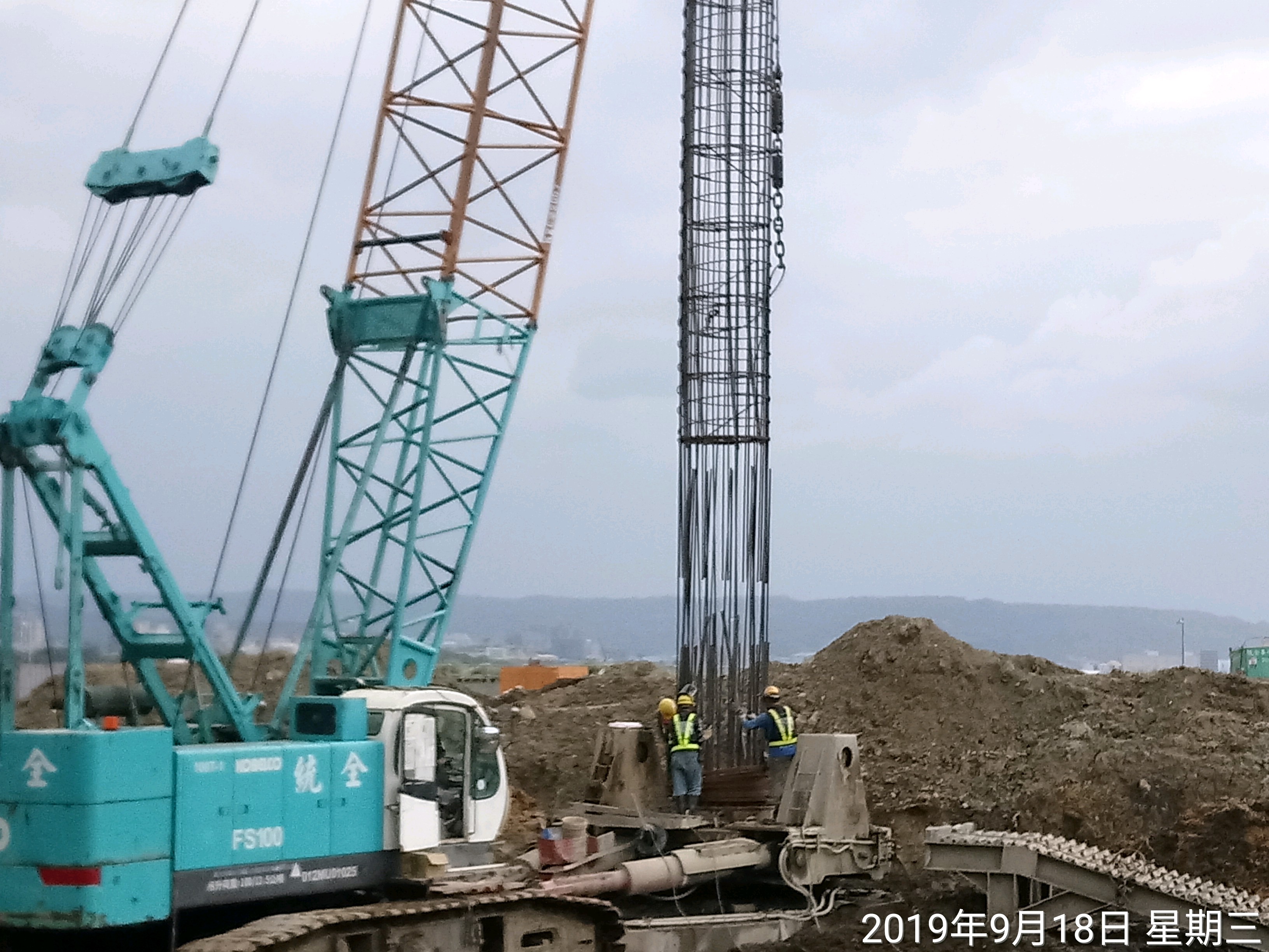 淡水端陸上段基礎基樁鋼筋籠吊放