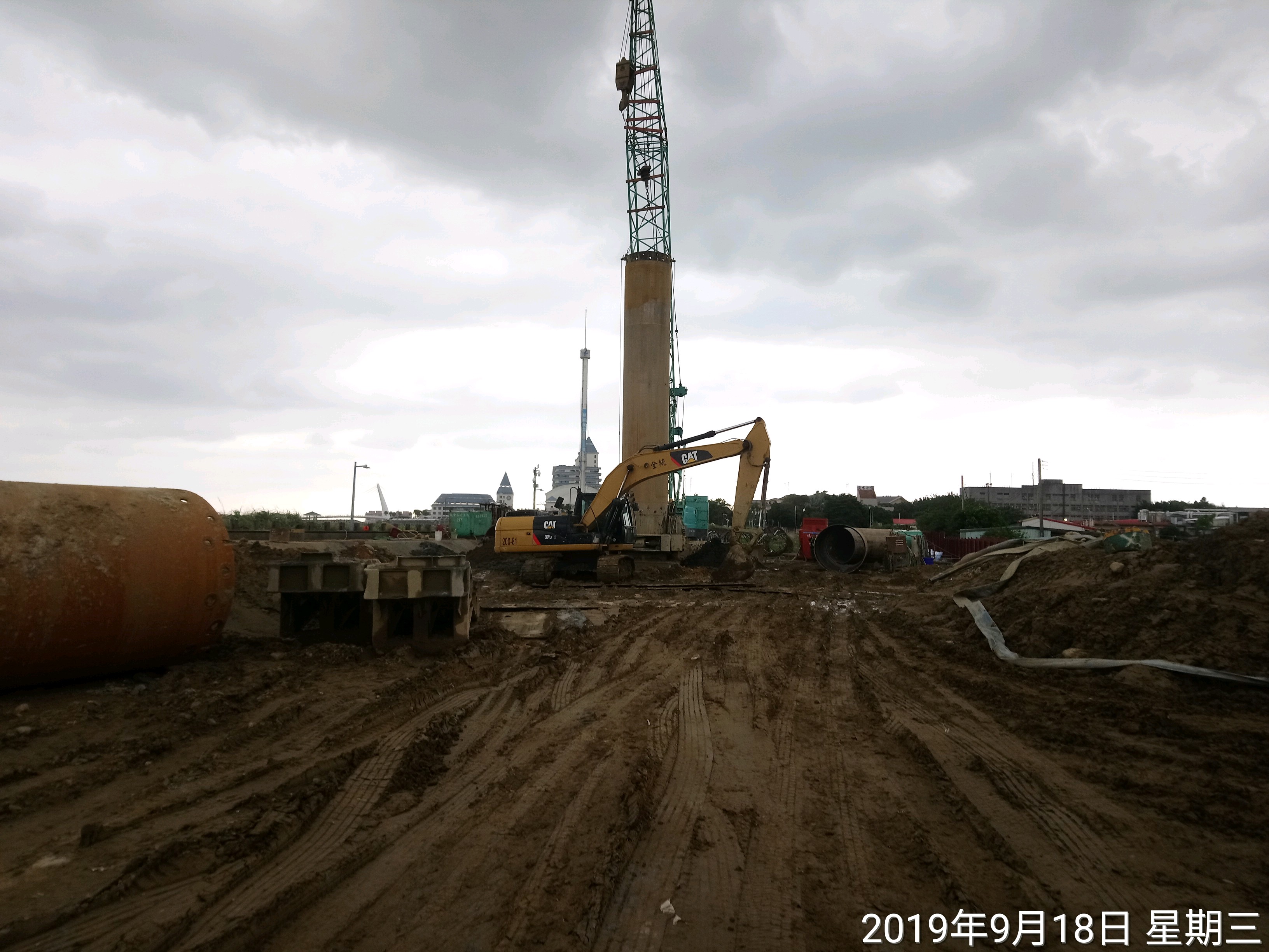 淡水端陸上段擋土牆基樁挖掘