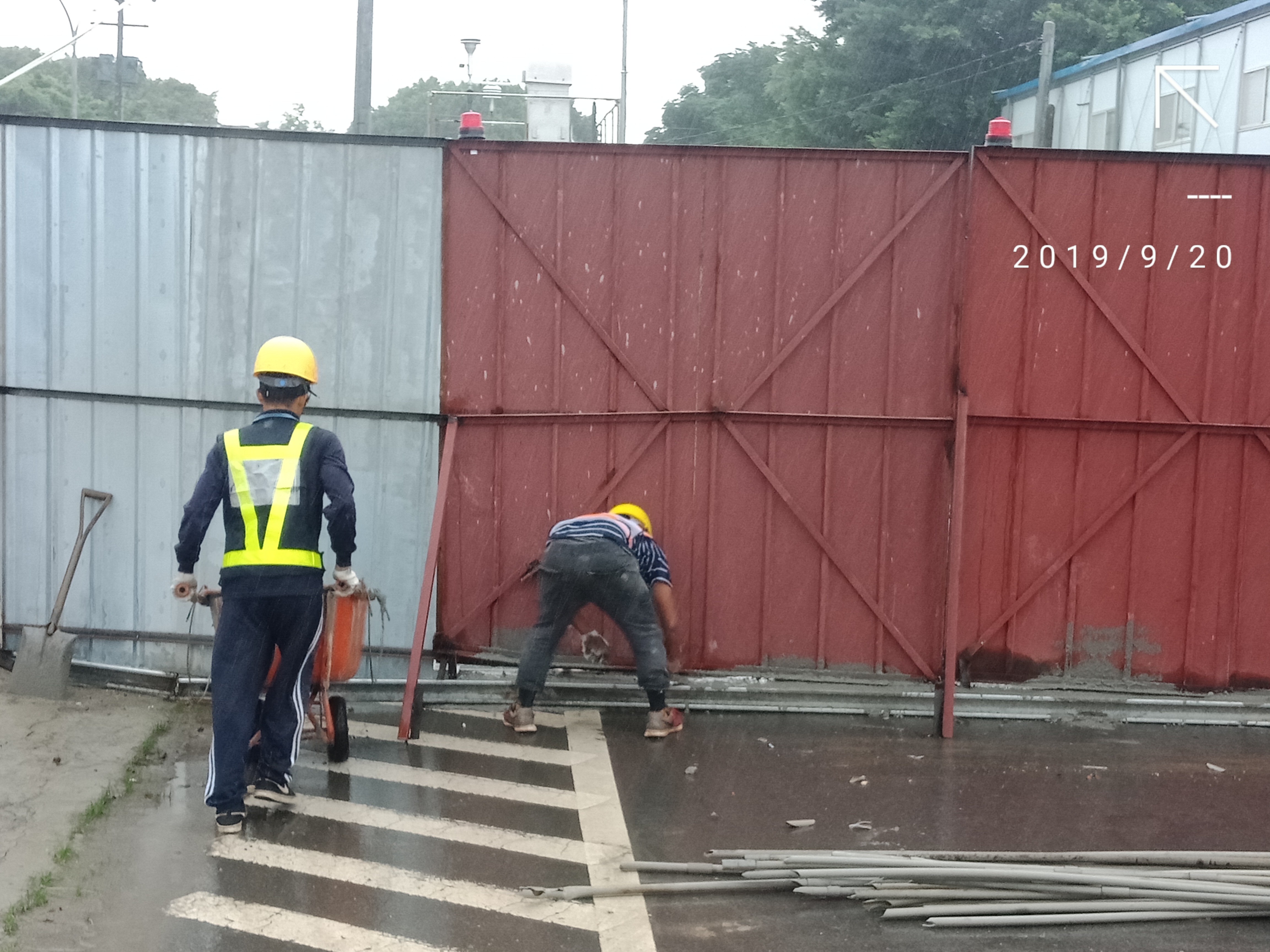 淡水端第一階交通維持工區圍籬防溢座澆置