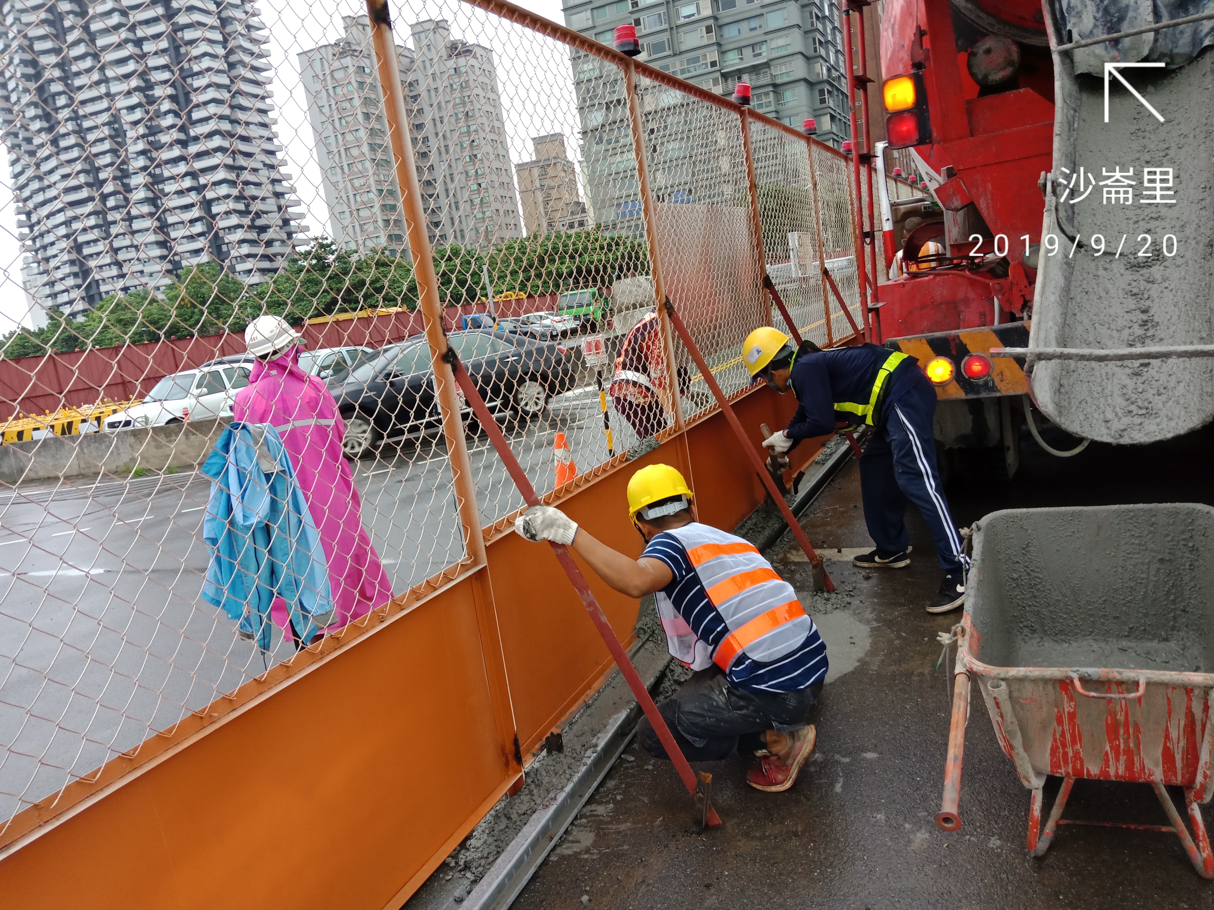 淡水端第一階交通維持工區圍籬防溢座澆置