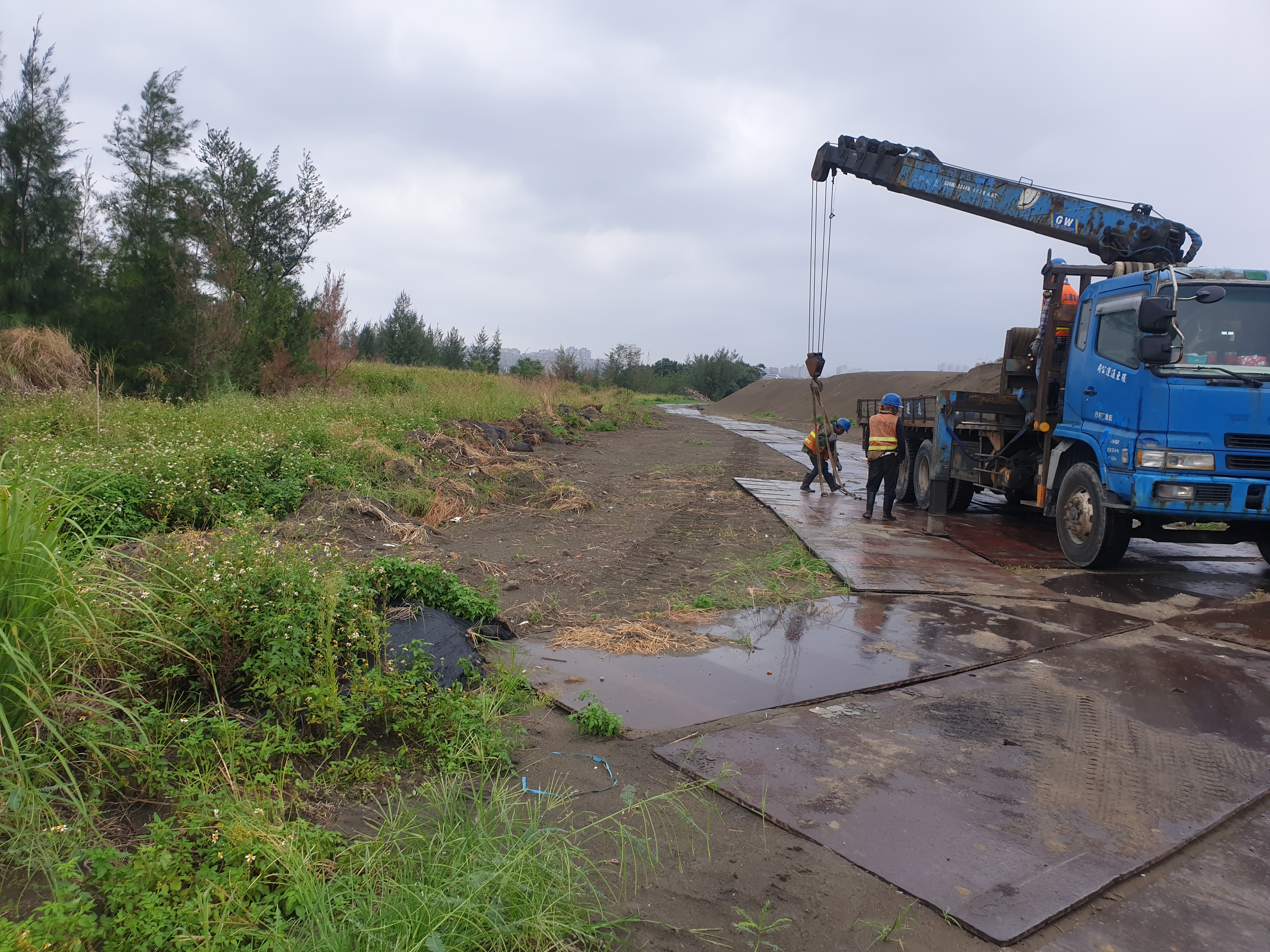 八里端工區施工道路鐵板舖設