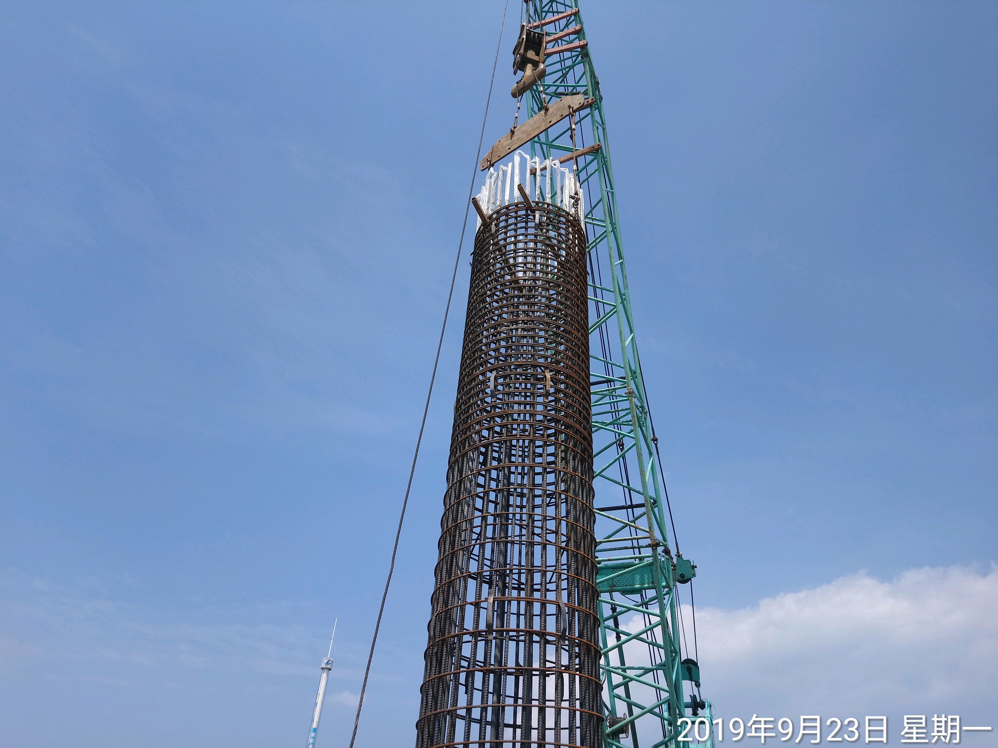 淡水端陸上段基礎基樁鋼筋籠吊放