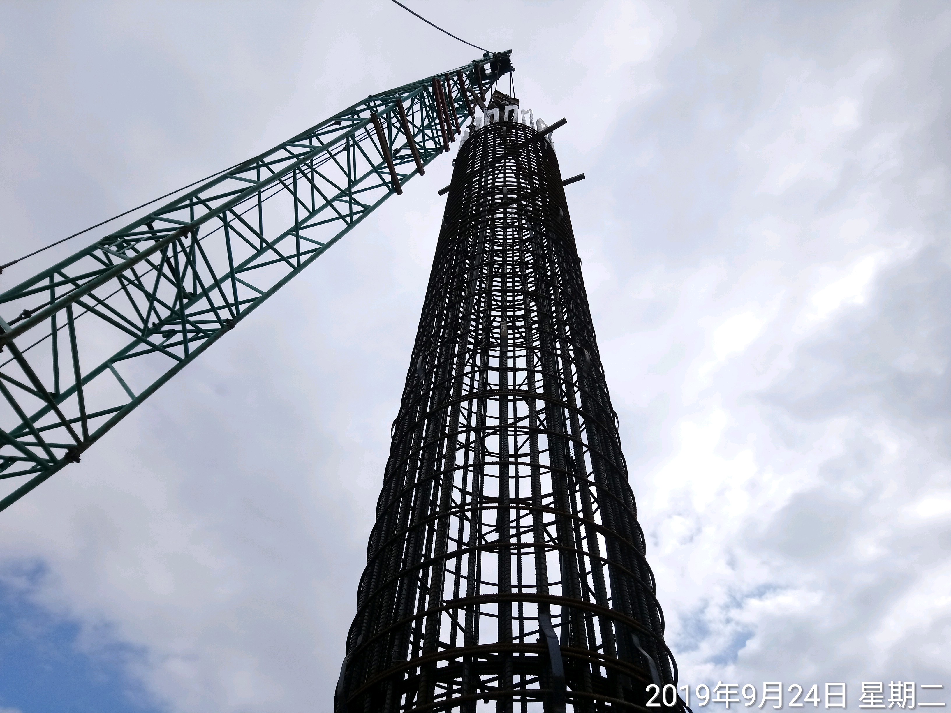 淡水端陸上段擋土牆基樁鋼筋籠吊放