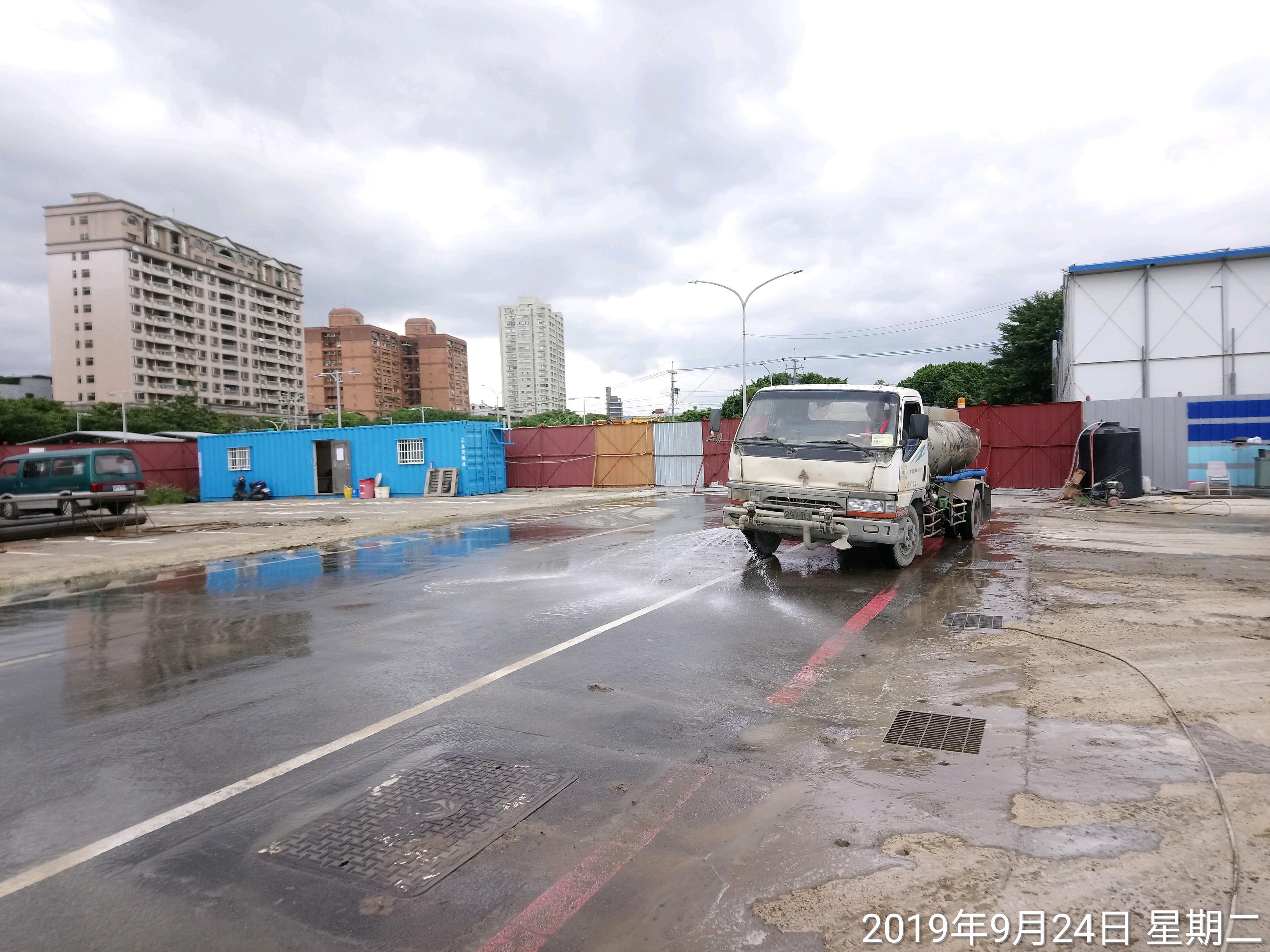 淡水端工區內道路不定時進行灑水作業