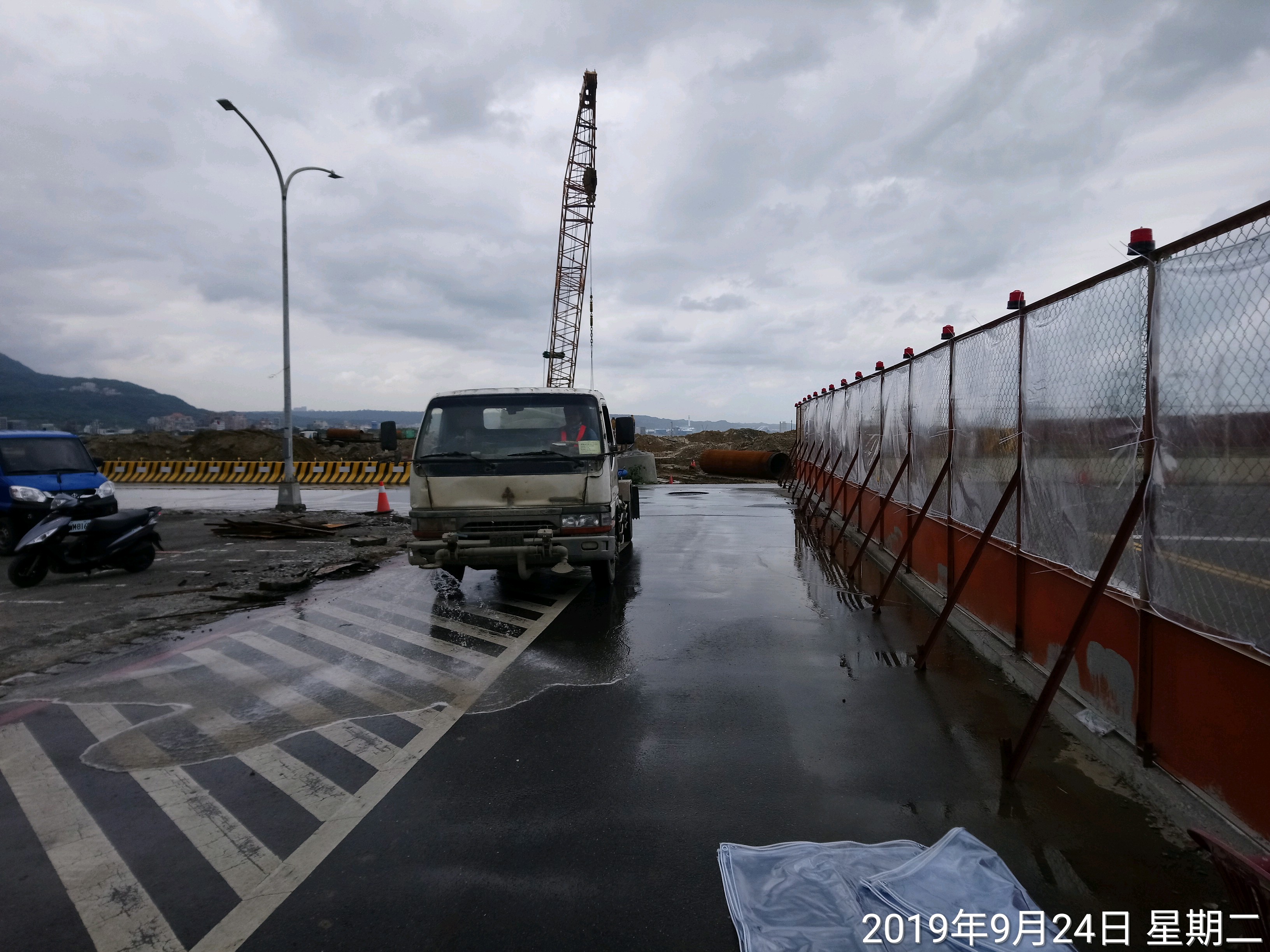 淡水端工區外道路不定時進行灑水作業