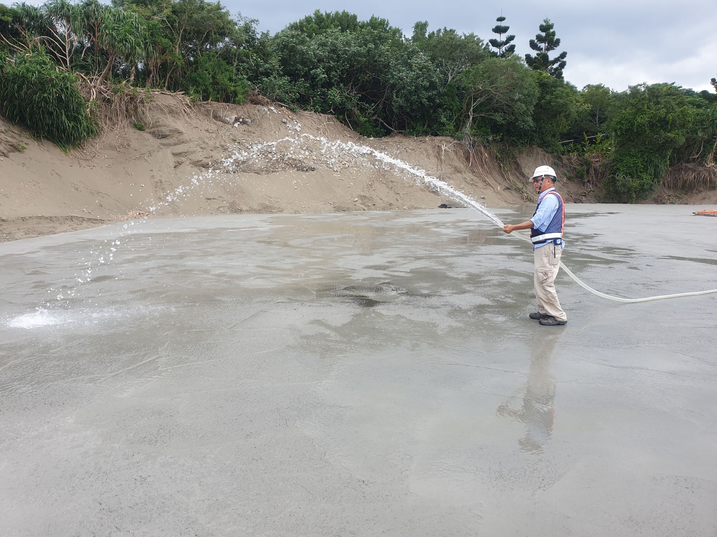 八里端工區施工舖面混凝土澆置後養護