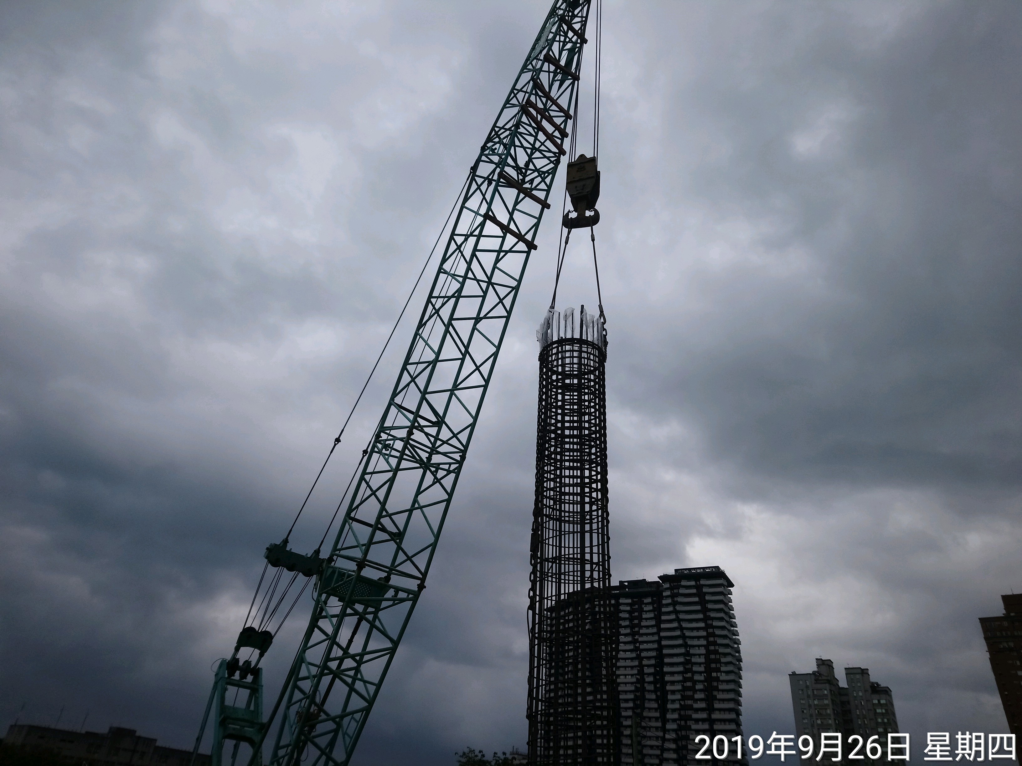 淡水端陸上段擋土牆基樁鋼筋籠吊放