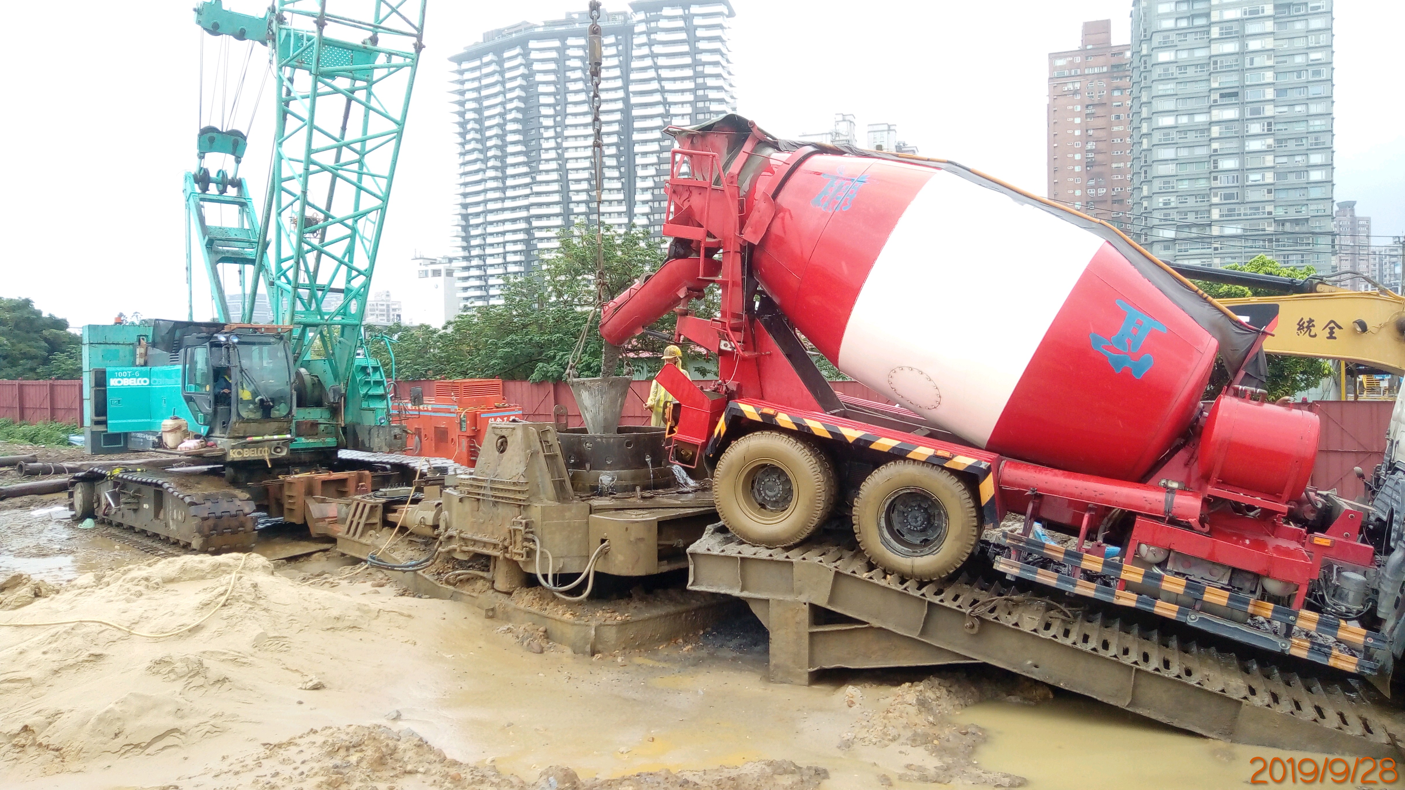 淡水端陸上段基礎基樁混凝土澆置