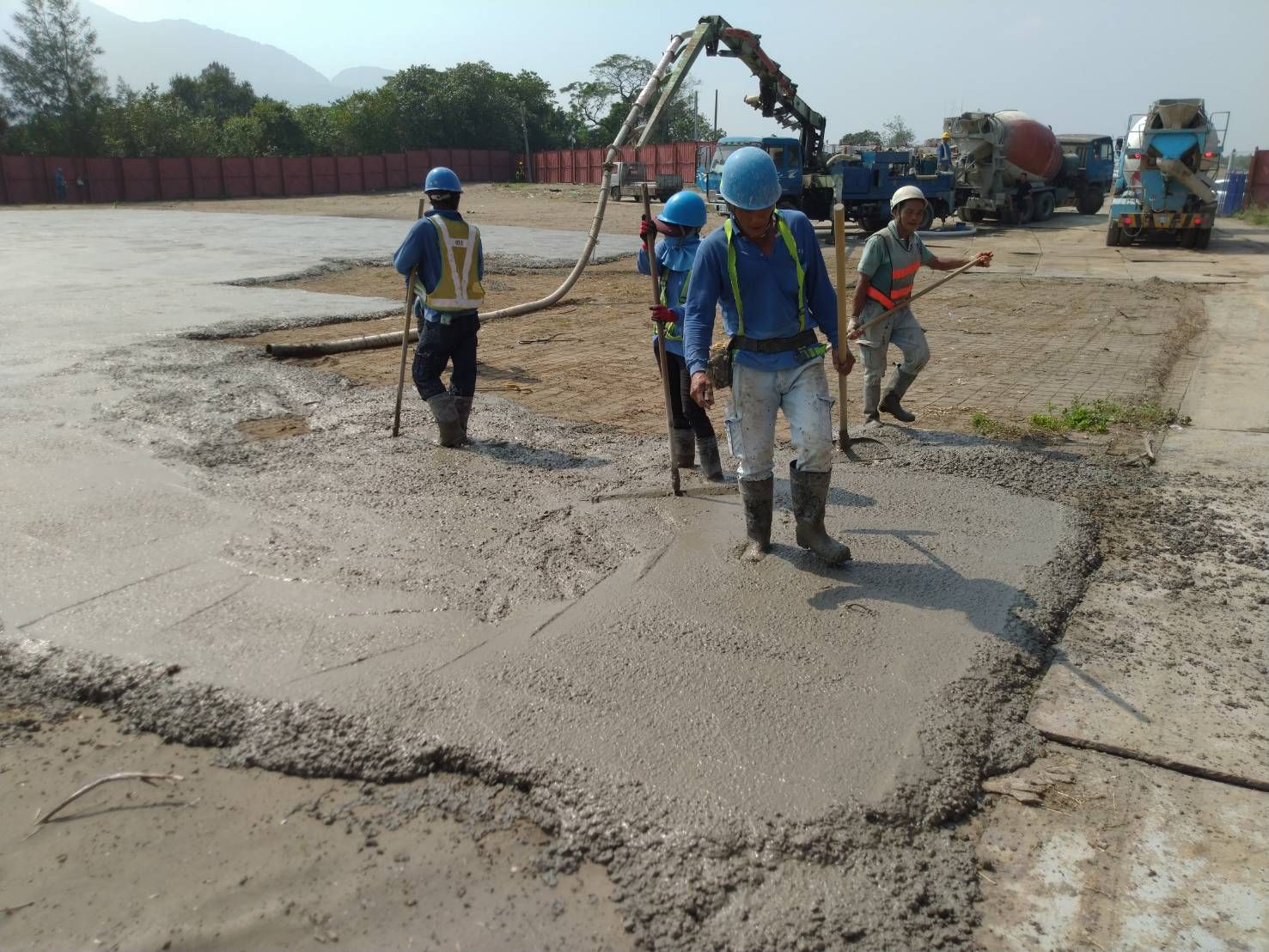 八里端施工工區舖面混凝土澆置