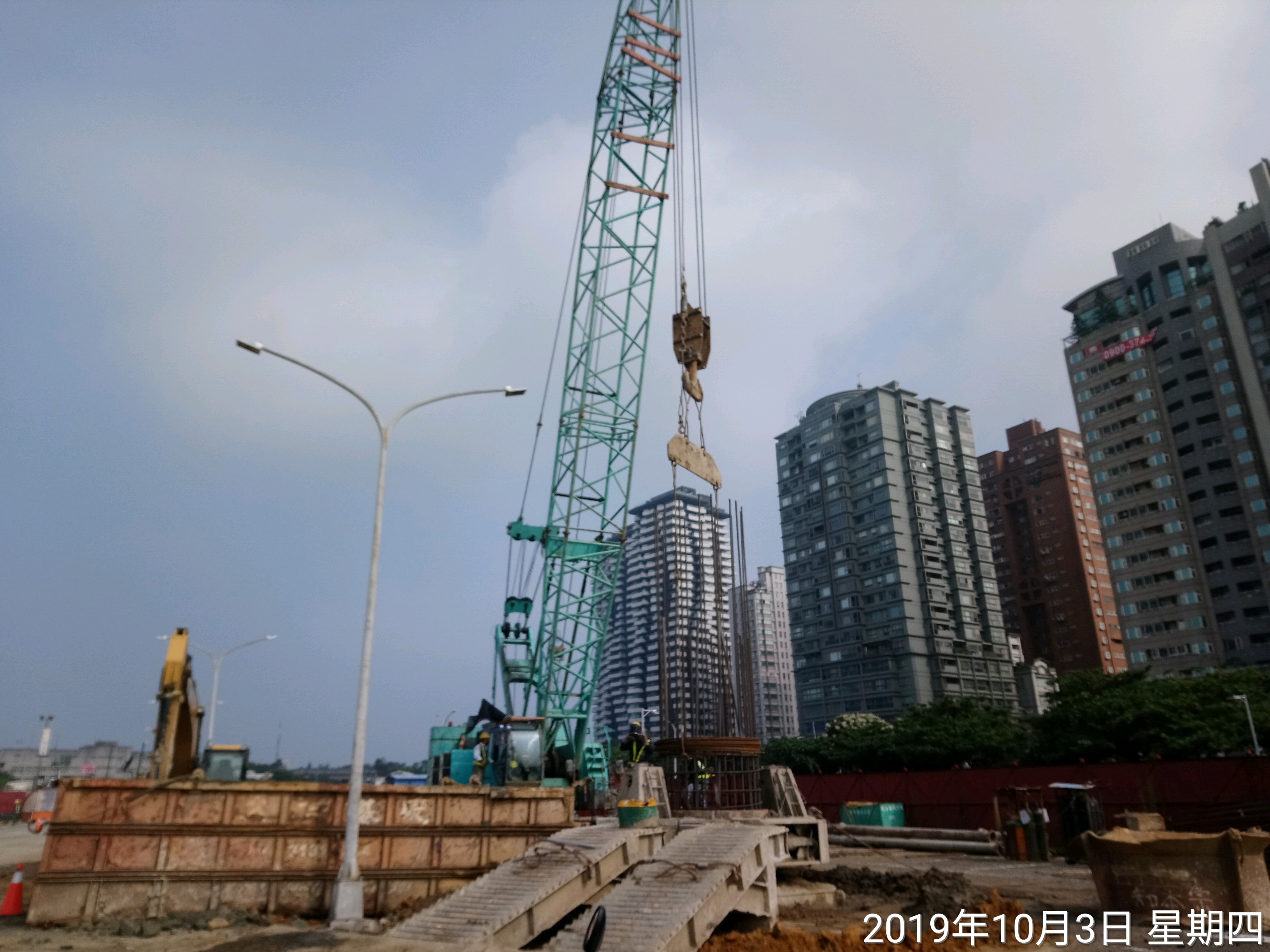 淡水端陸上段基礎基樁鋼筋籠吊放