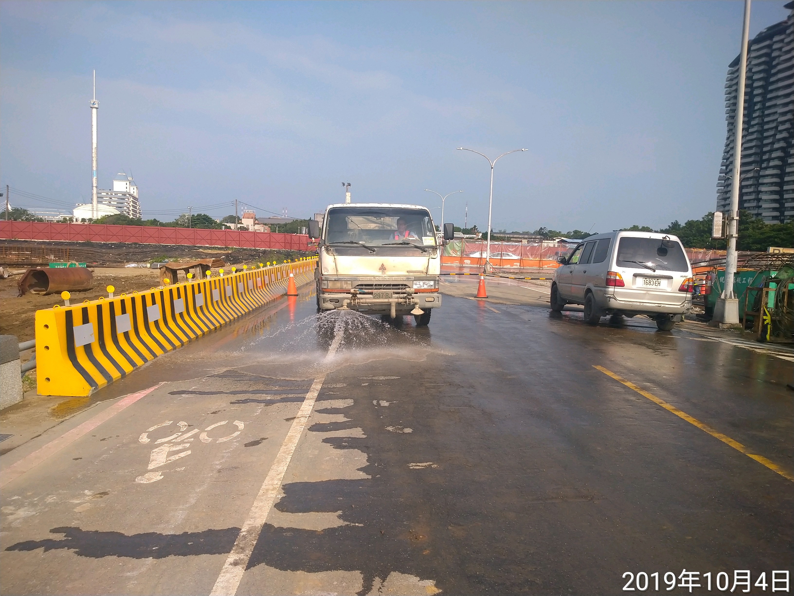 淡水端工區道路不定時進行灑水作業