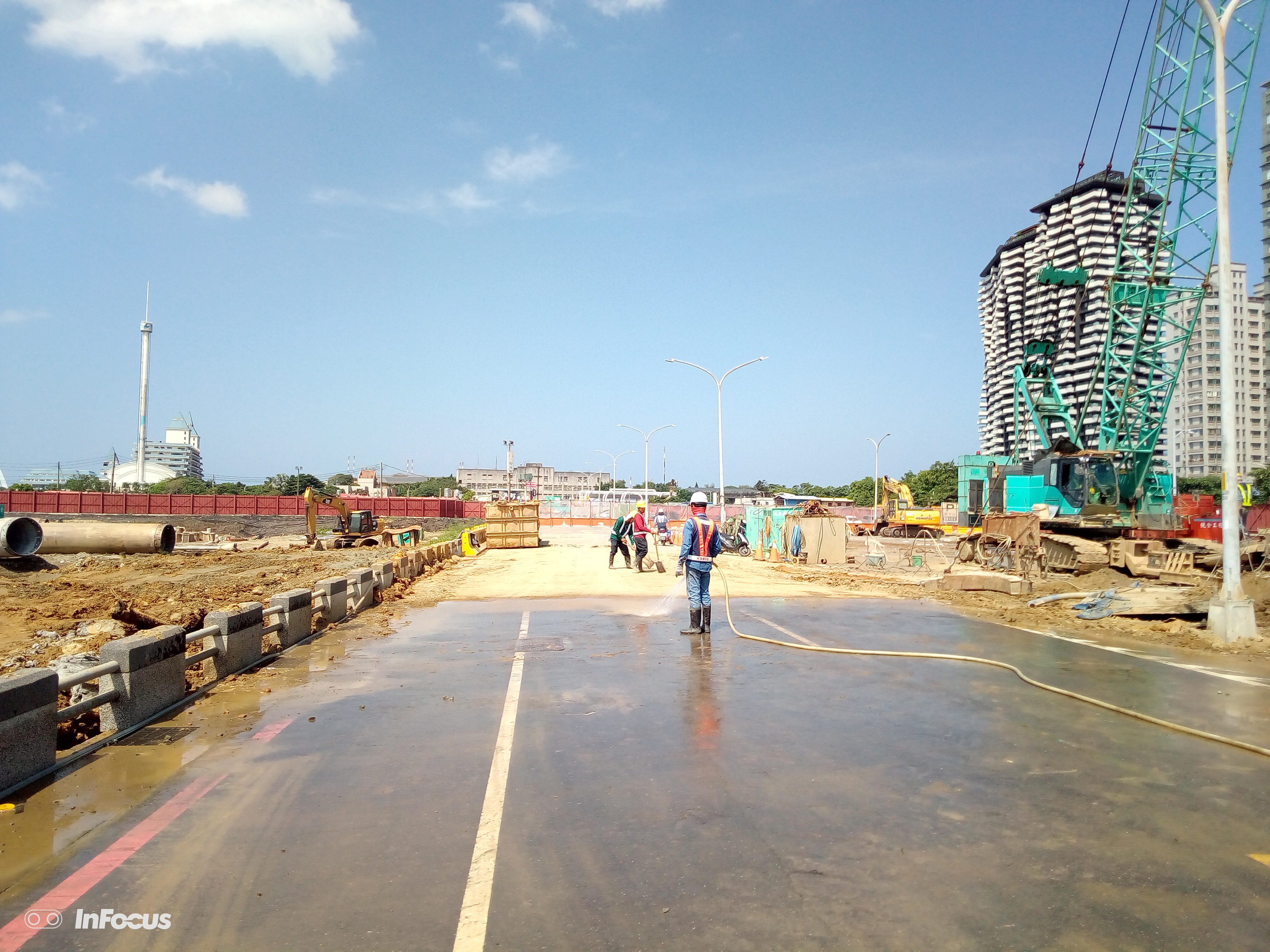 淡水端工區不定時進行清理及灑水作業