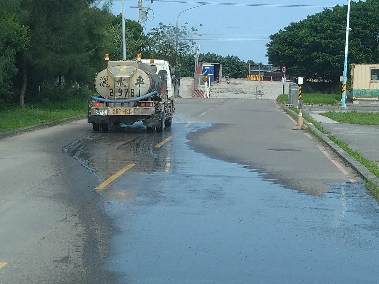 八里端工區外道路不定時進行灑水作業