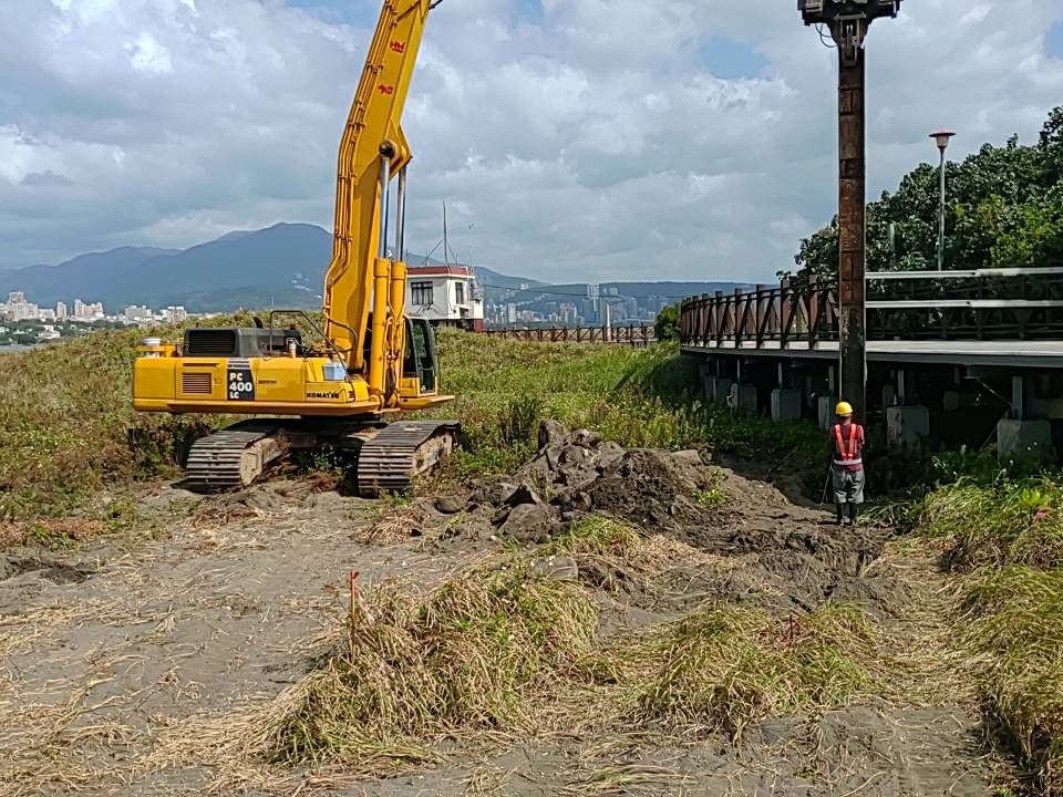 八里端便橋型鋼打設