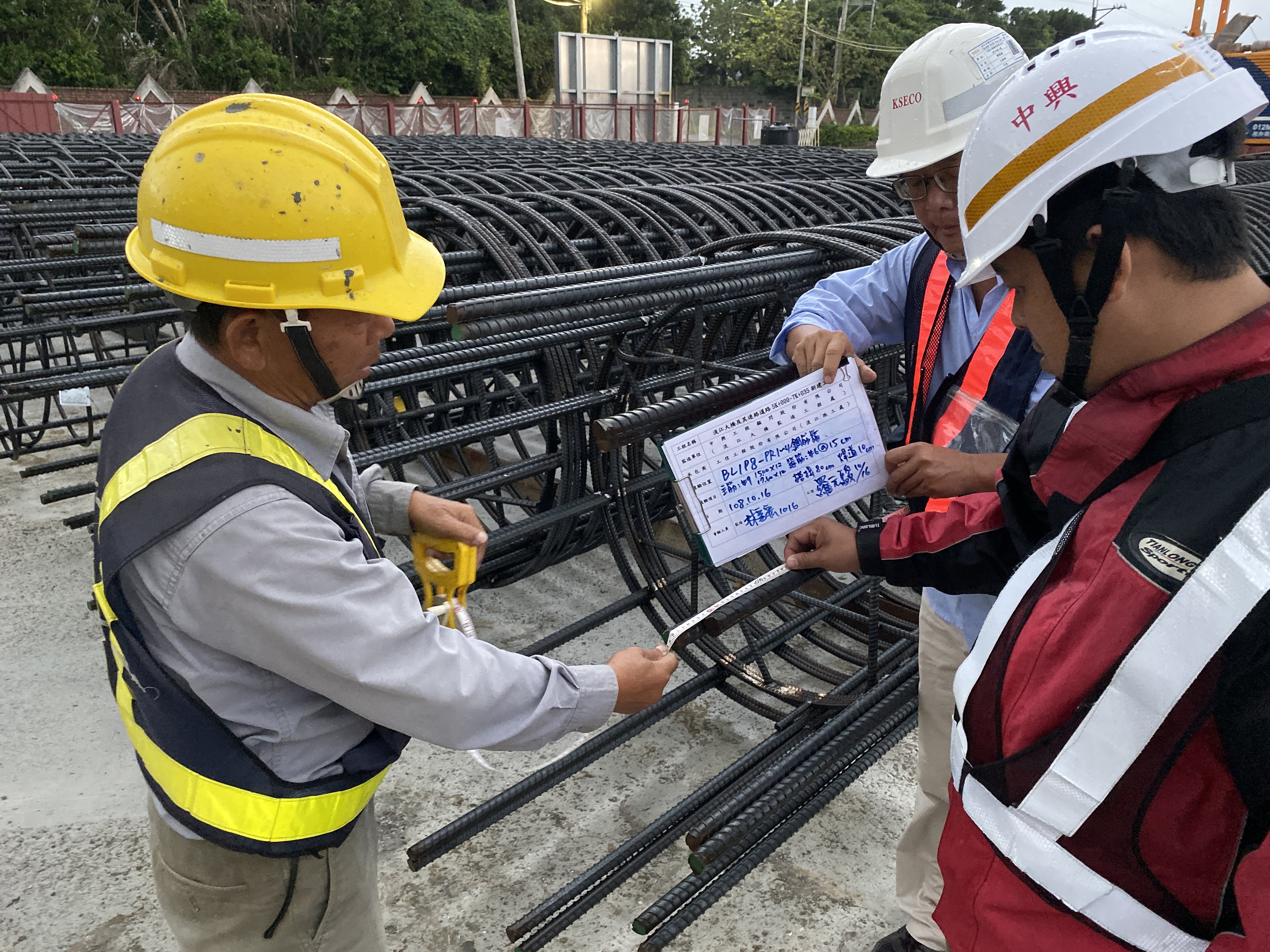 八里端基樁鋼筋籠製作完成查驗