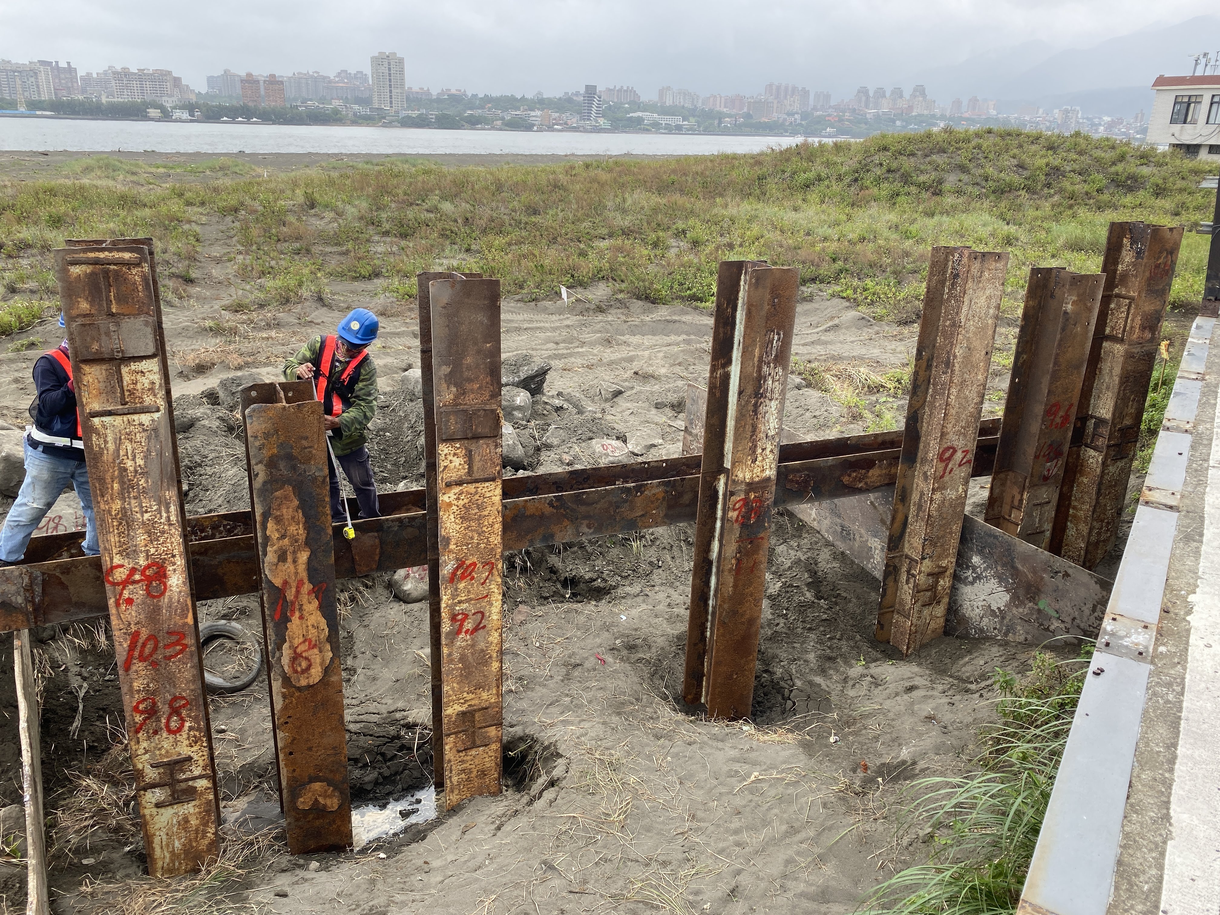 八里端施工便橋型鋼打設