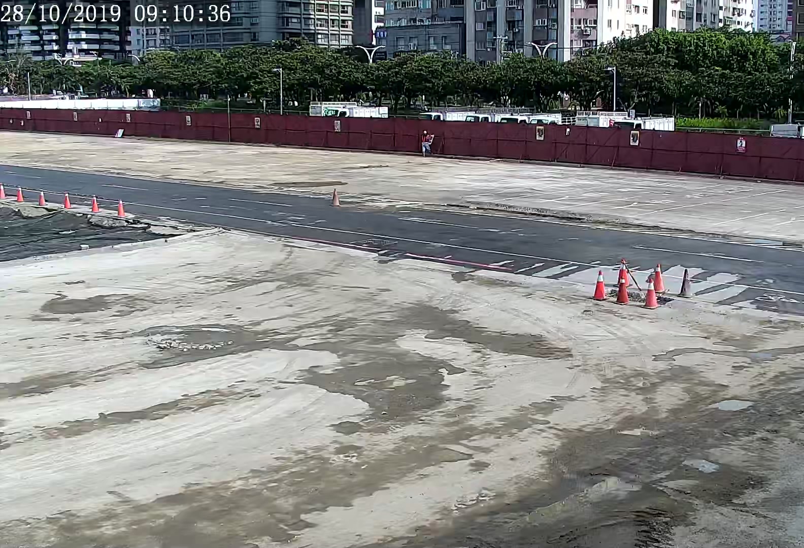 淡水端圍籬貼安衛標語