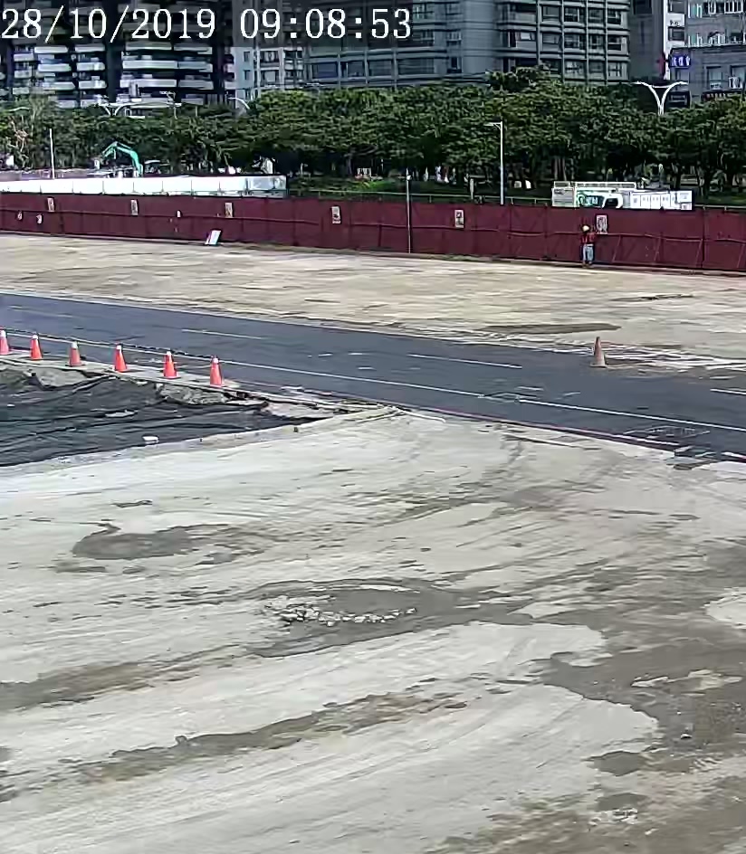 淡水端圍籬貼安衛標語